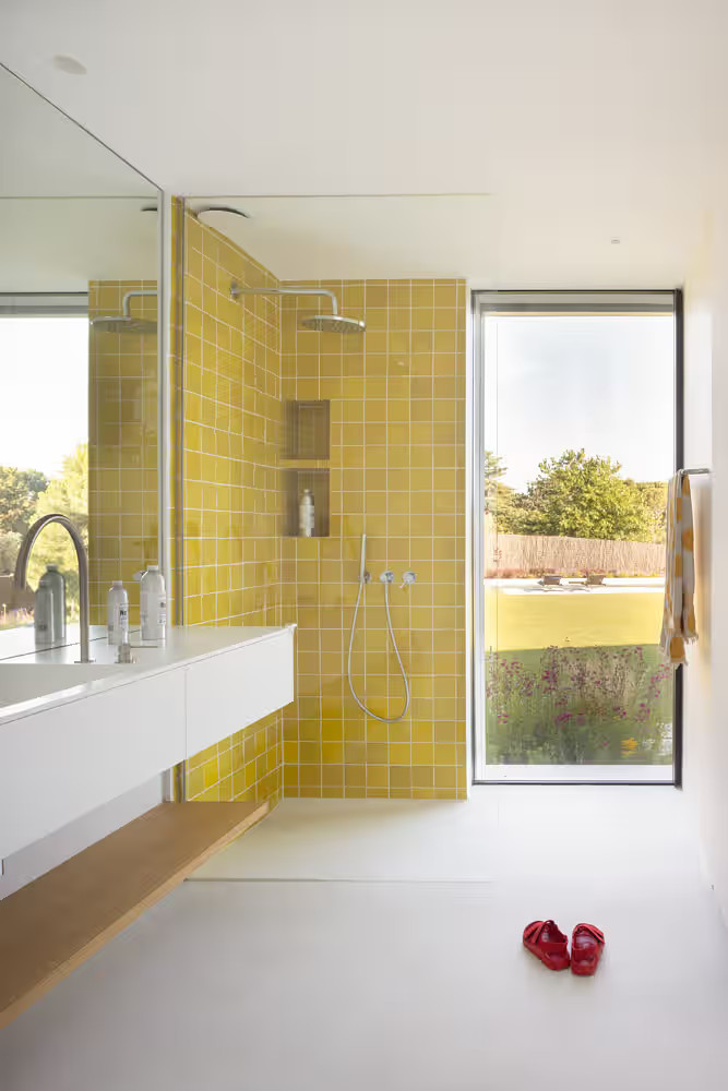 salle de bain jaune et blanche par studio ÁBATON