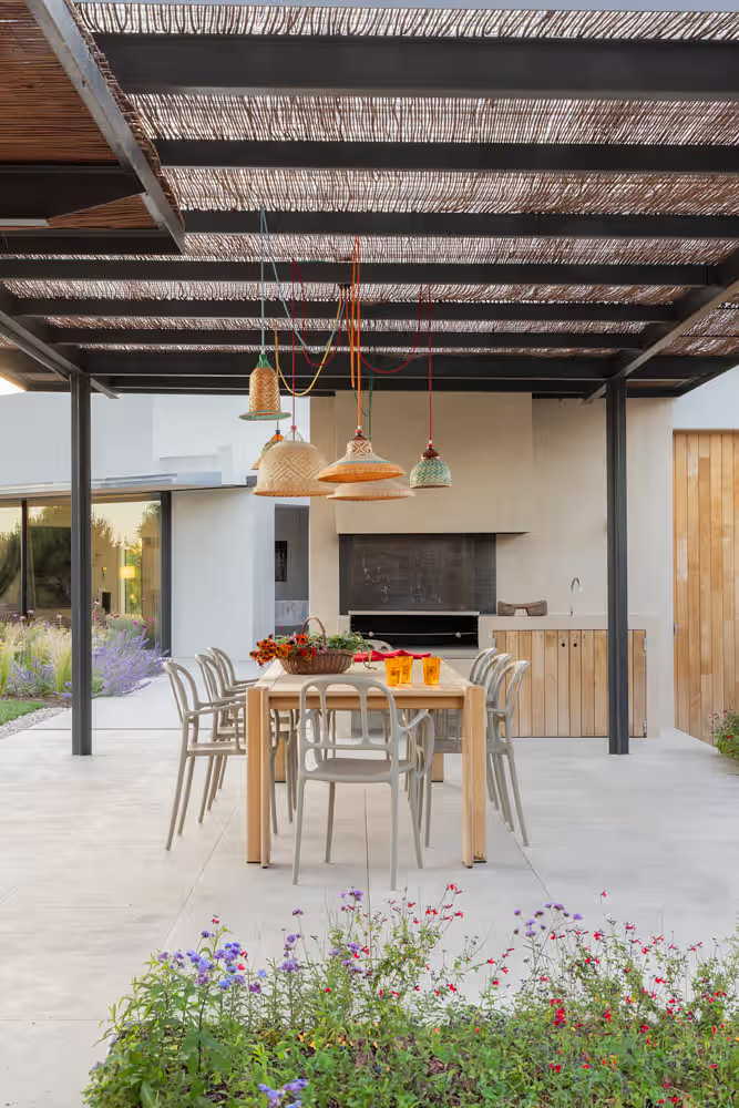 terrasse avec pergola acier par studio ÁBATON