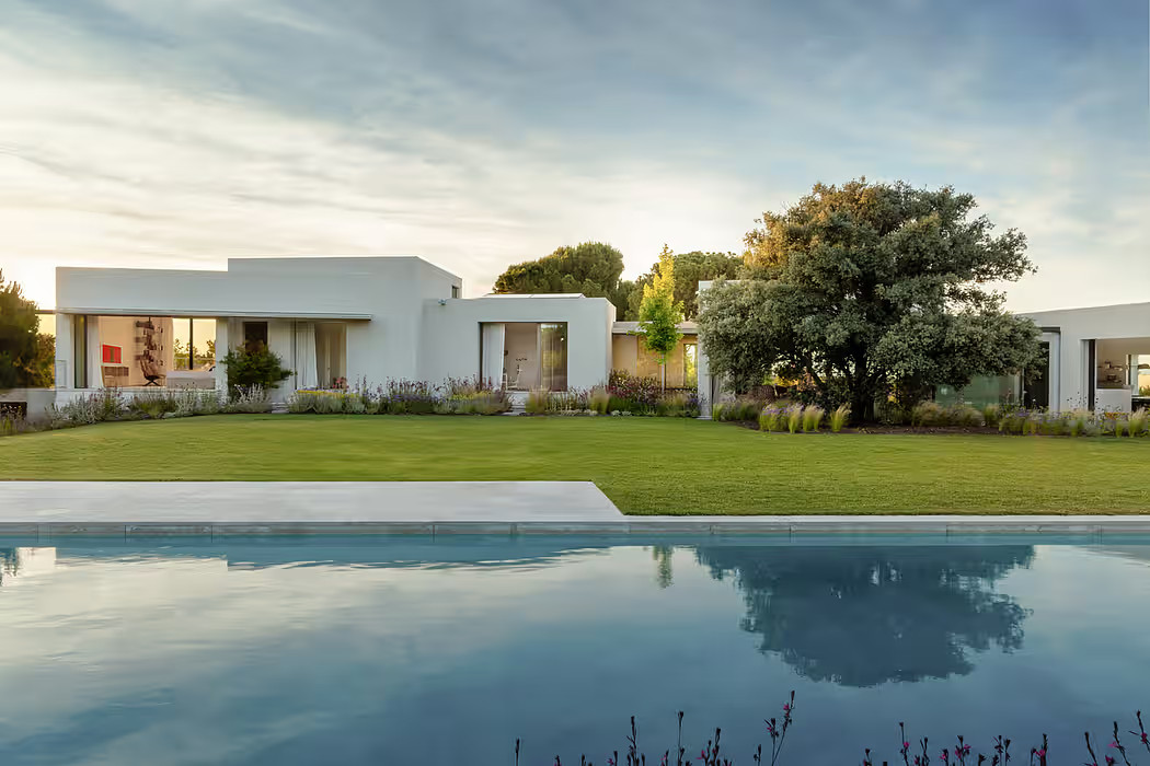 jardin avec piscine maison par studio ÁBATON