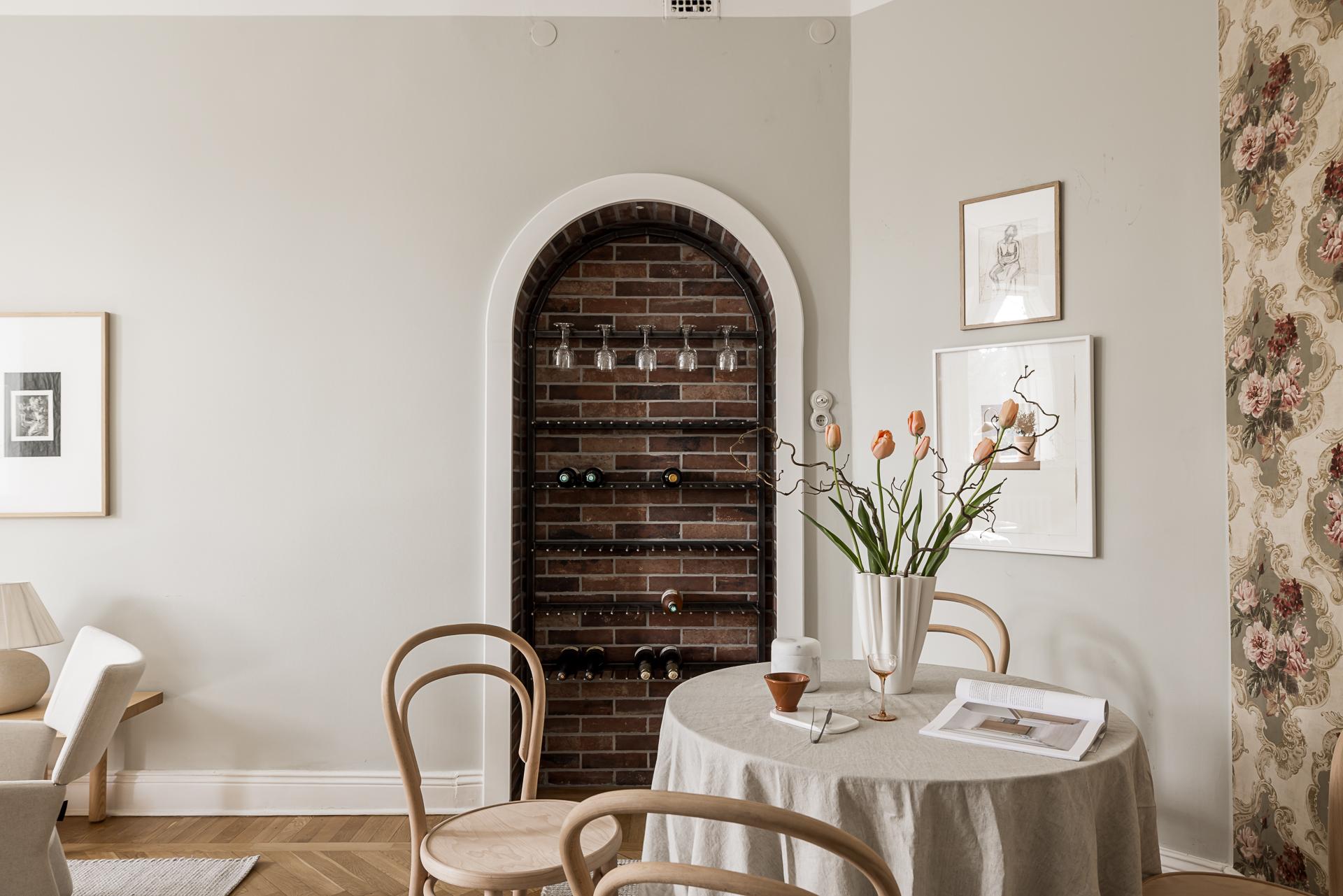 salle à manger papier-peint fleuri vintage beige et rose décoration vintage appartement 55m2 salle à manger papier-peint fleuri vintage beige et rose décoration vintage appartement 55m2