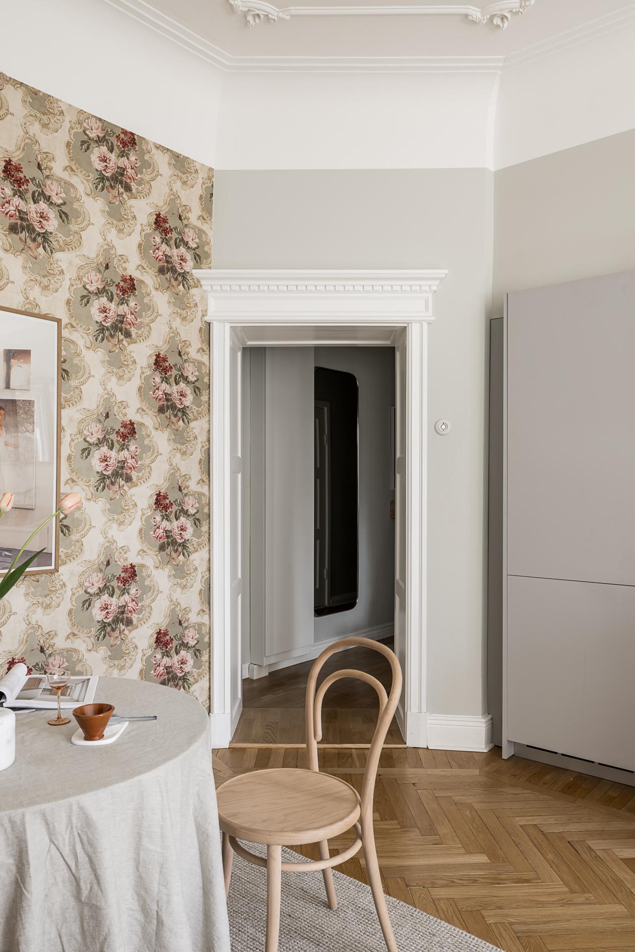 salle à manger papier-peint fleuri vintage beige et rose décoration vintage appartement 55m2 salle à manger papier-peint fleuri vintage beige et rose décoration vintage appartement 55m2