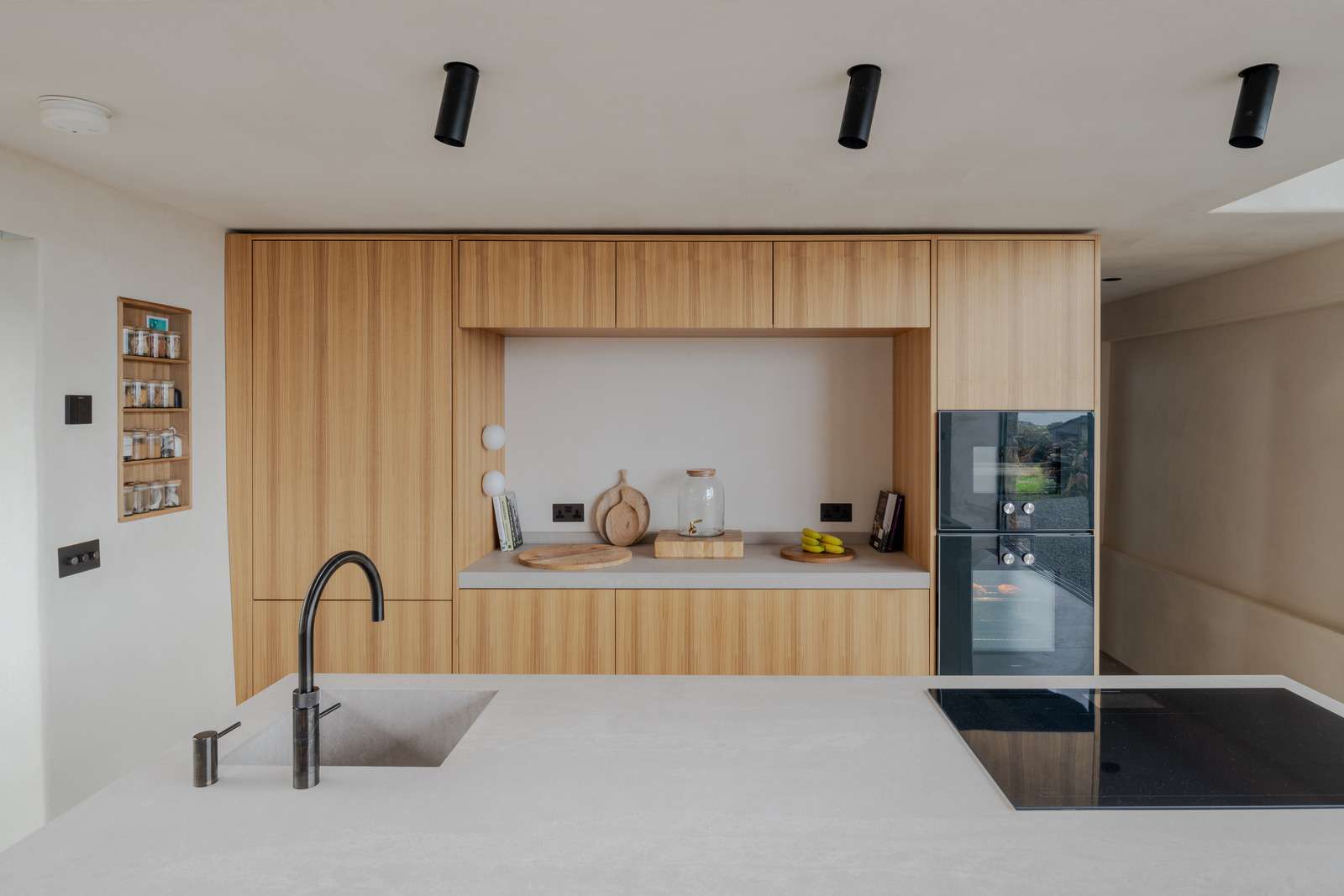 cuisine bois design maison contemporaine avec baies vitrées cuisine bois design maison contemporaine avec baies vitrées