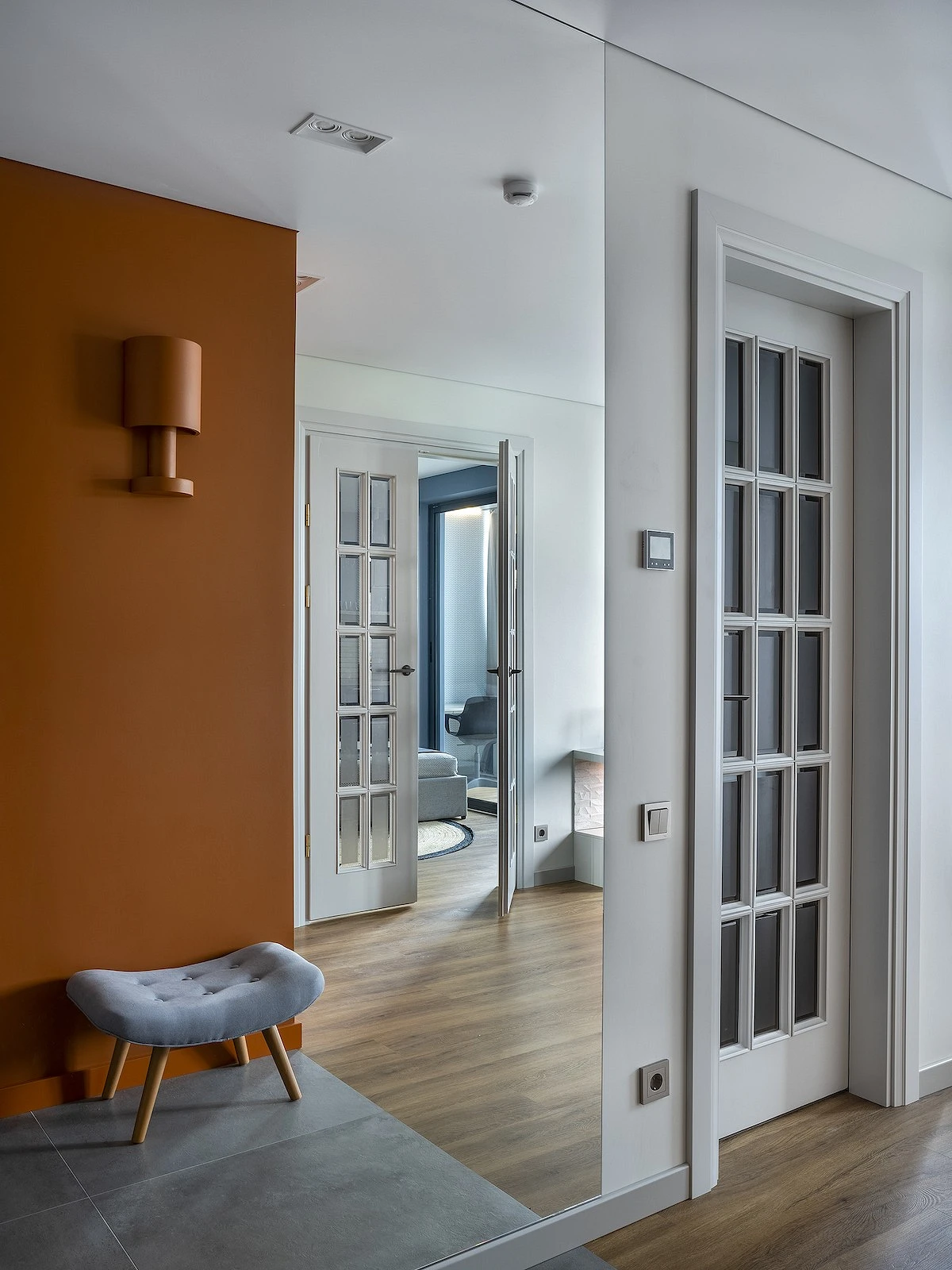 entrée avec miroir appartement 52m2 décoration contemporaine