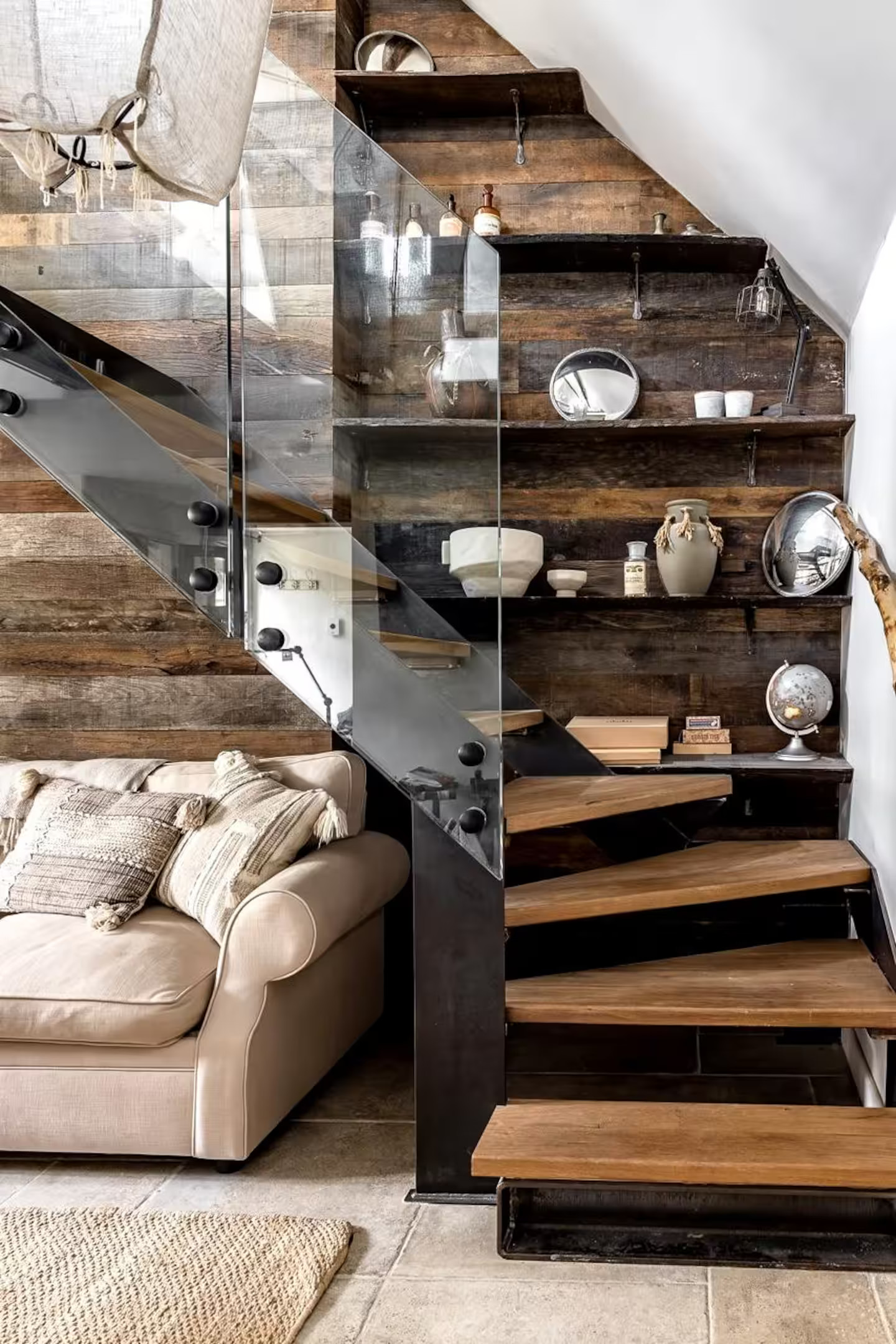 escalier contemporain dans salon cottage classique dans les Cotswolds Beauport Cottage escalier contemporain dans salon cottage classique dans les Cotswolds Beauport Cottage