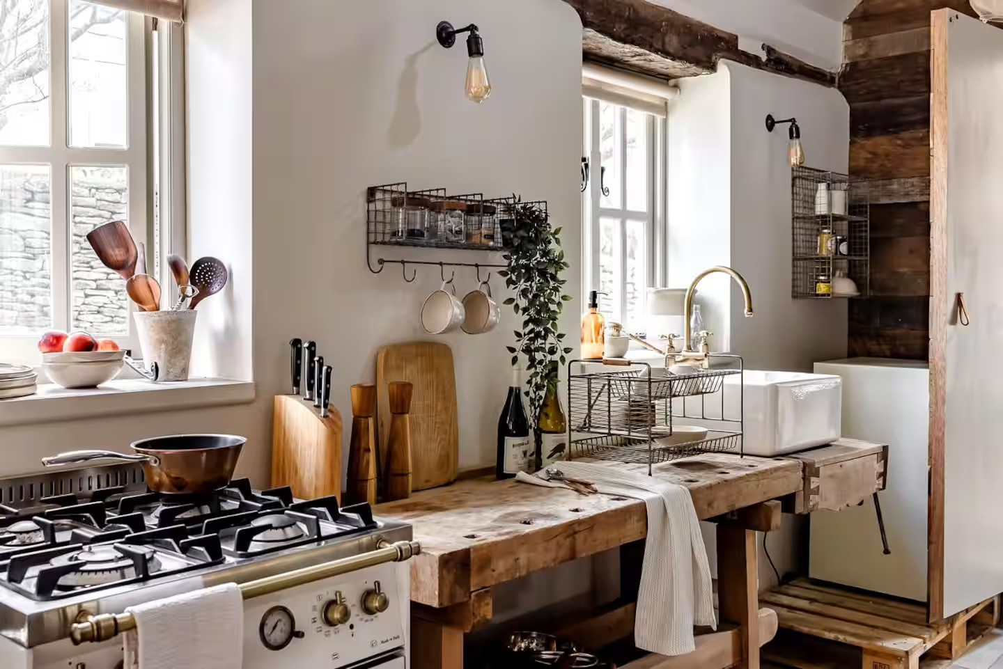 cuisine ouverte avec établi ancien cottage classique dans les Cotswolds Beauport Cottage cuisine ouverte avec établi ancien cottage classique dans les Cotswolds Beauport Cottage