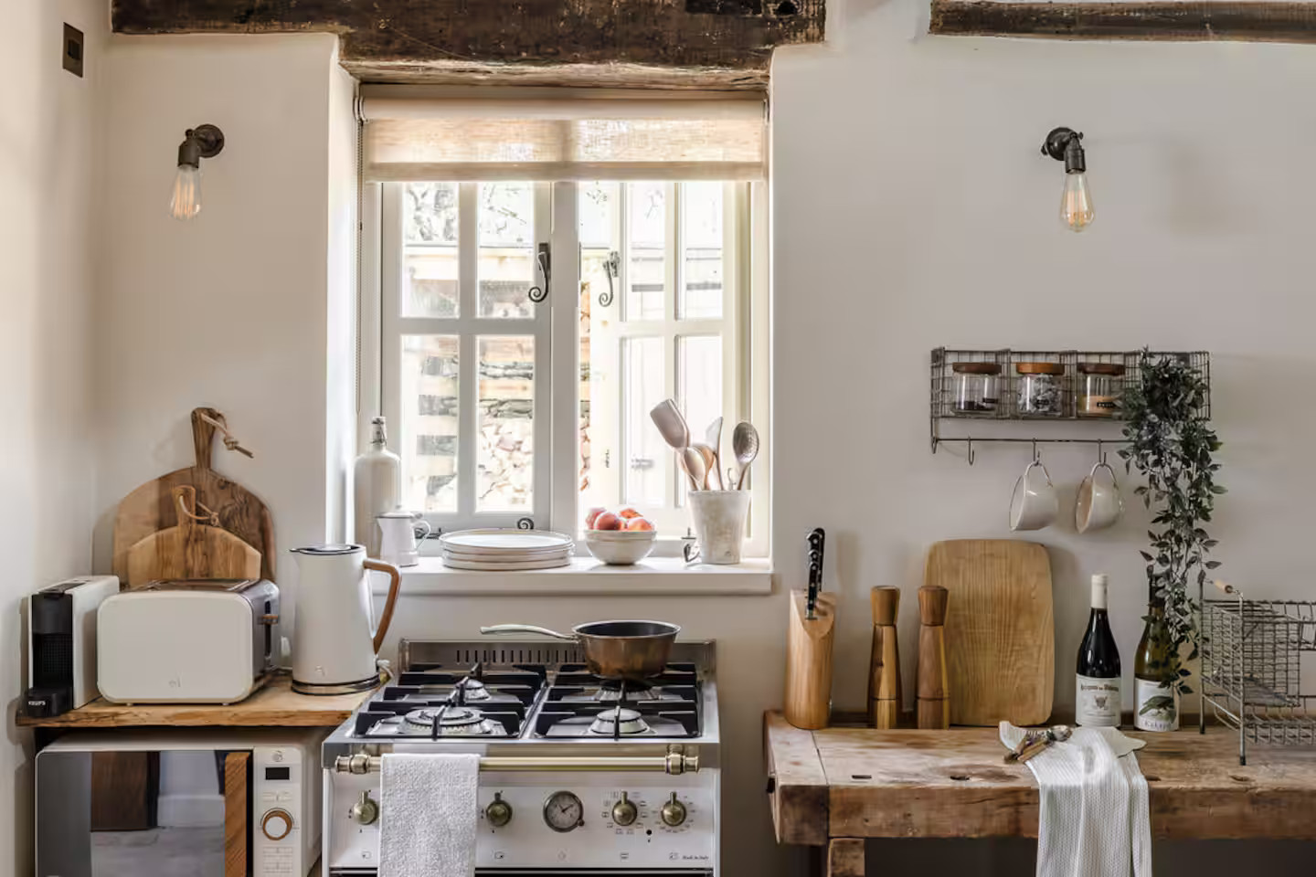 cuisine ouverte avec établi ancien cottage classique dans les Cotswolds Beauport Cottage cuisine ouverte avec établi ancien cottage classique dans les Cotswolds Beauport Cottage