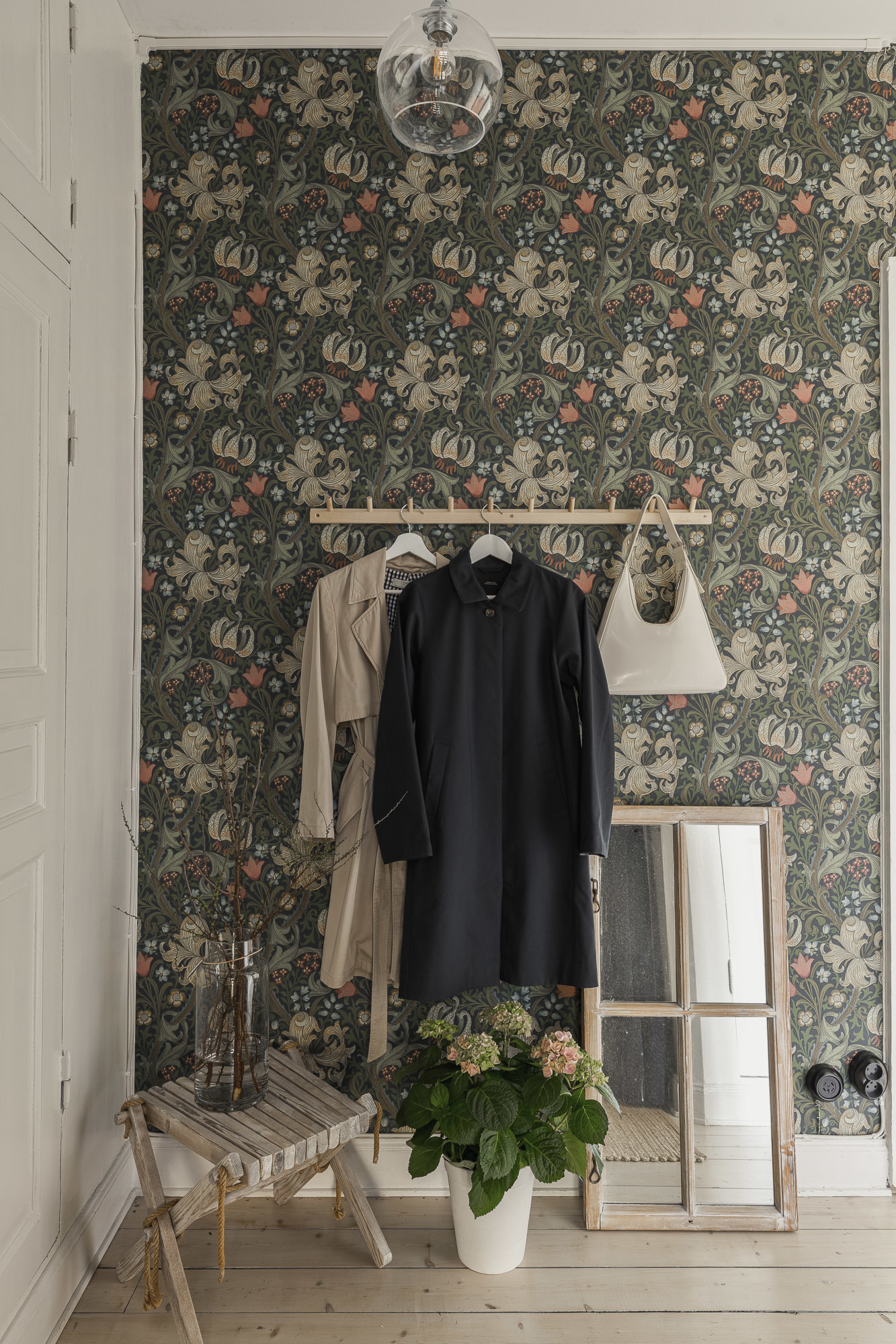 entrée papier-peint Golden Lily par William Morris