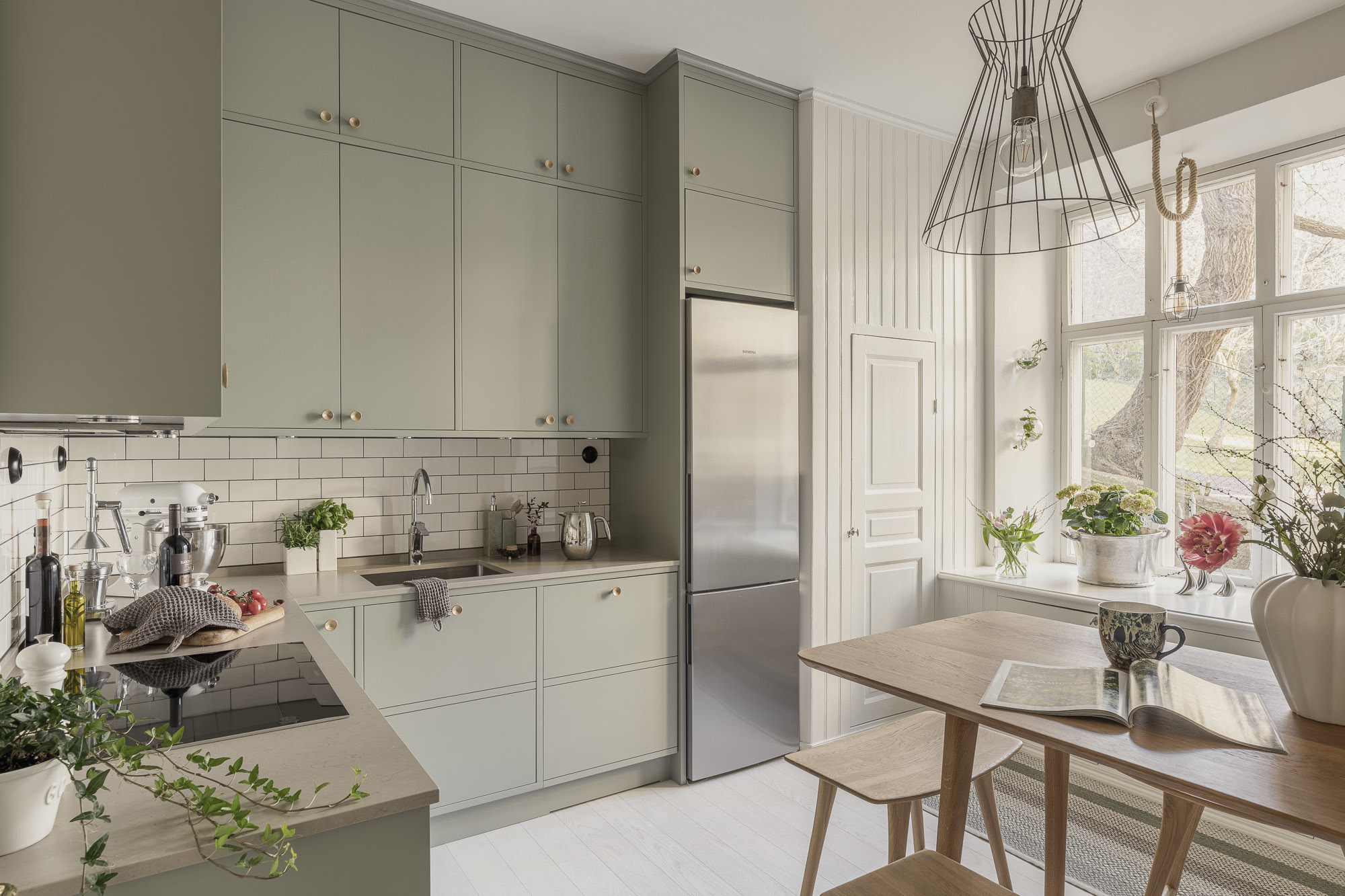cuisine verte avec espace repas décoration scandinave