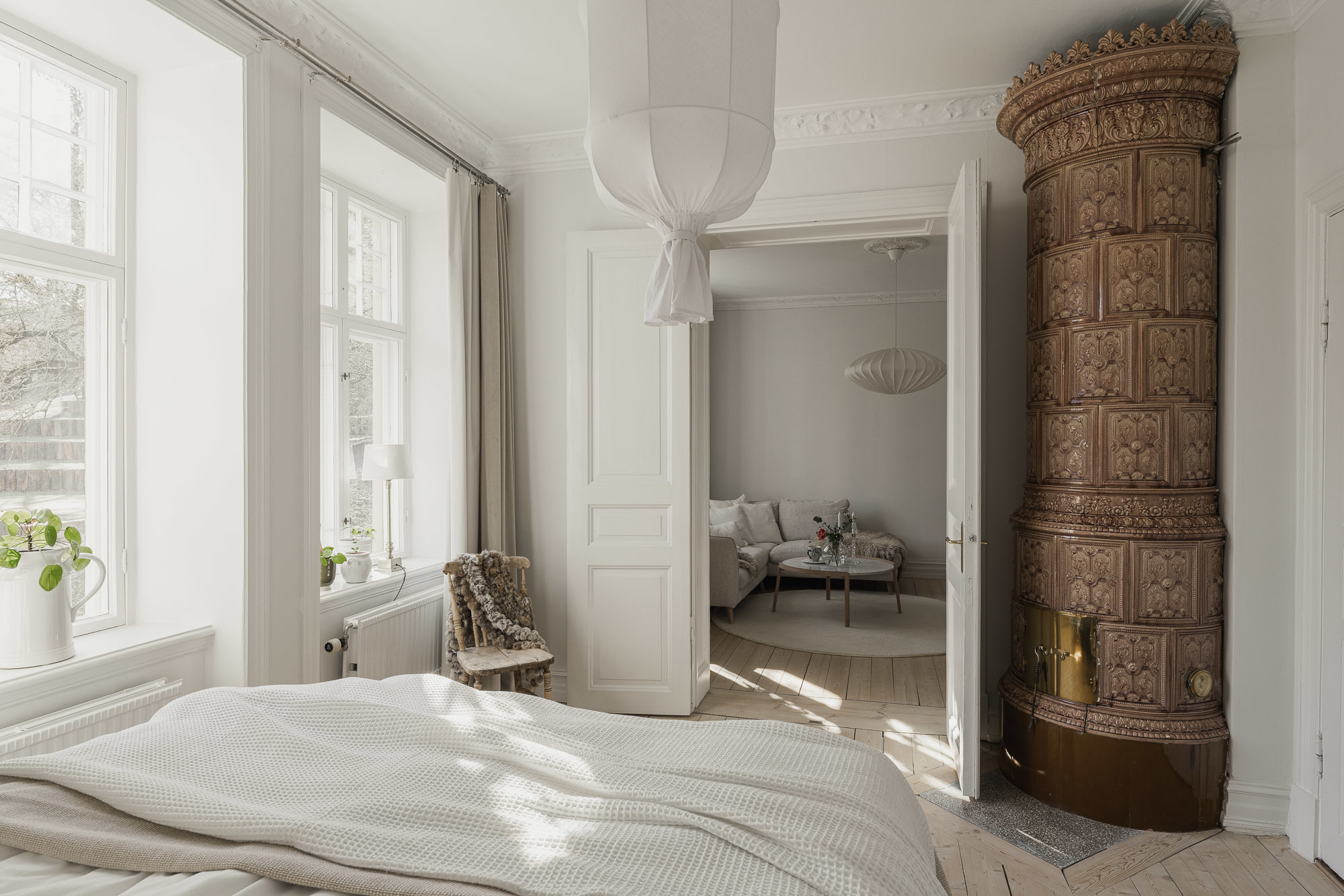 chambre minimaliste avec poêle faïence nordique