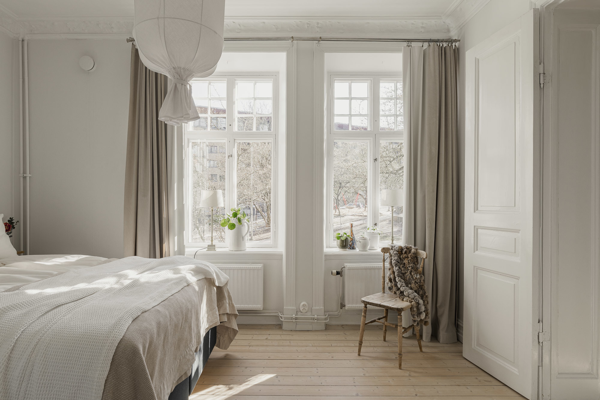 chambre minimaliste blanche