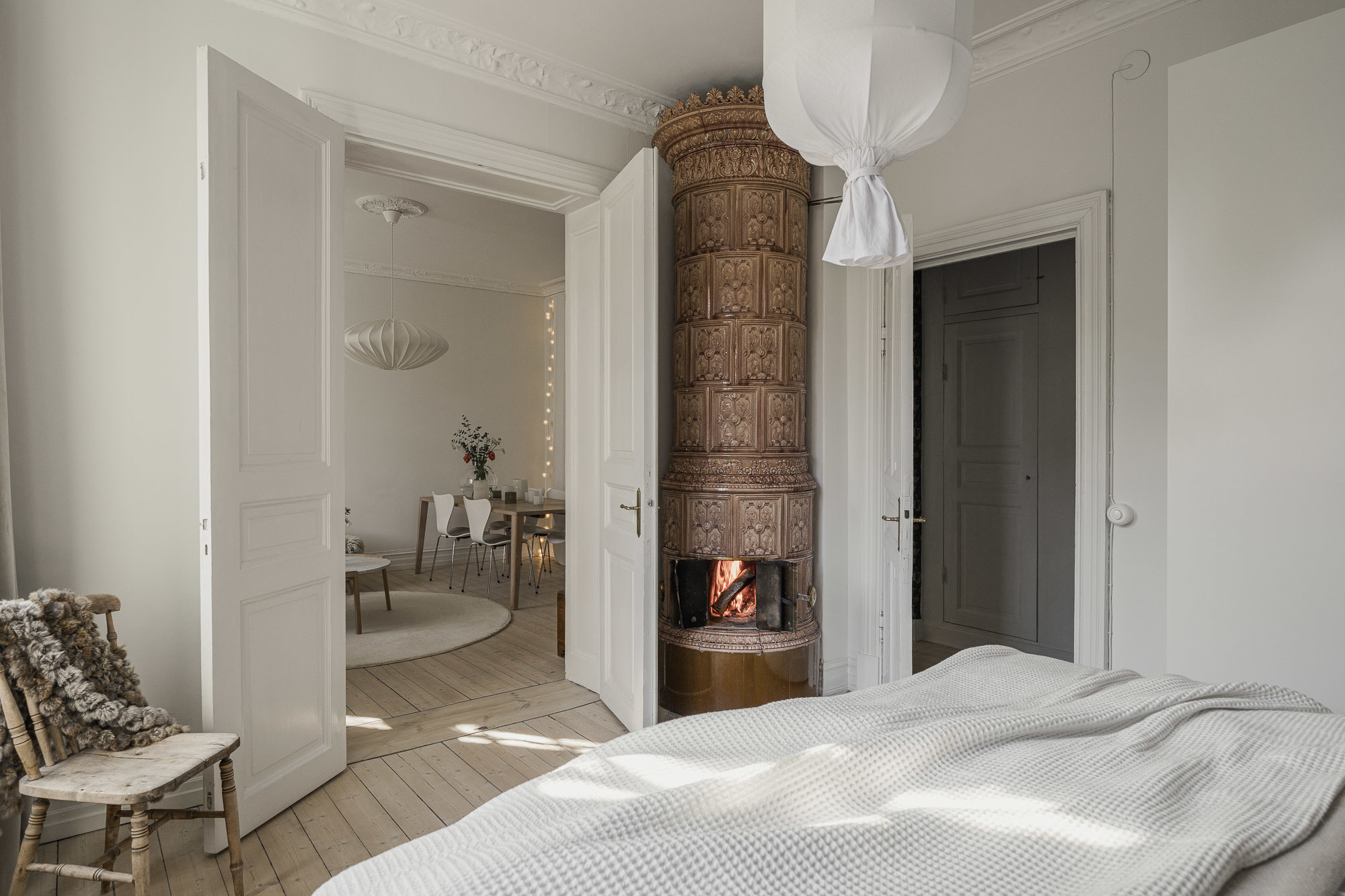 chambre minimaliste avec poêle faïence nordique