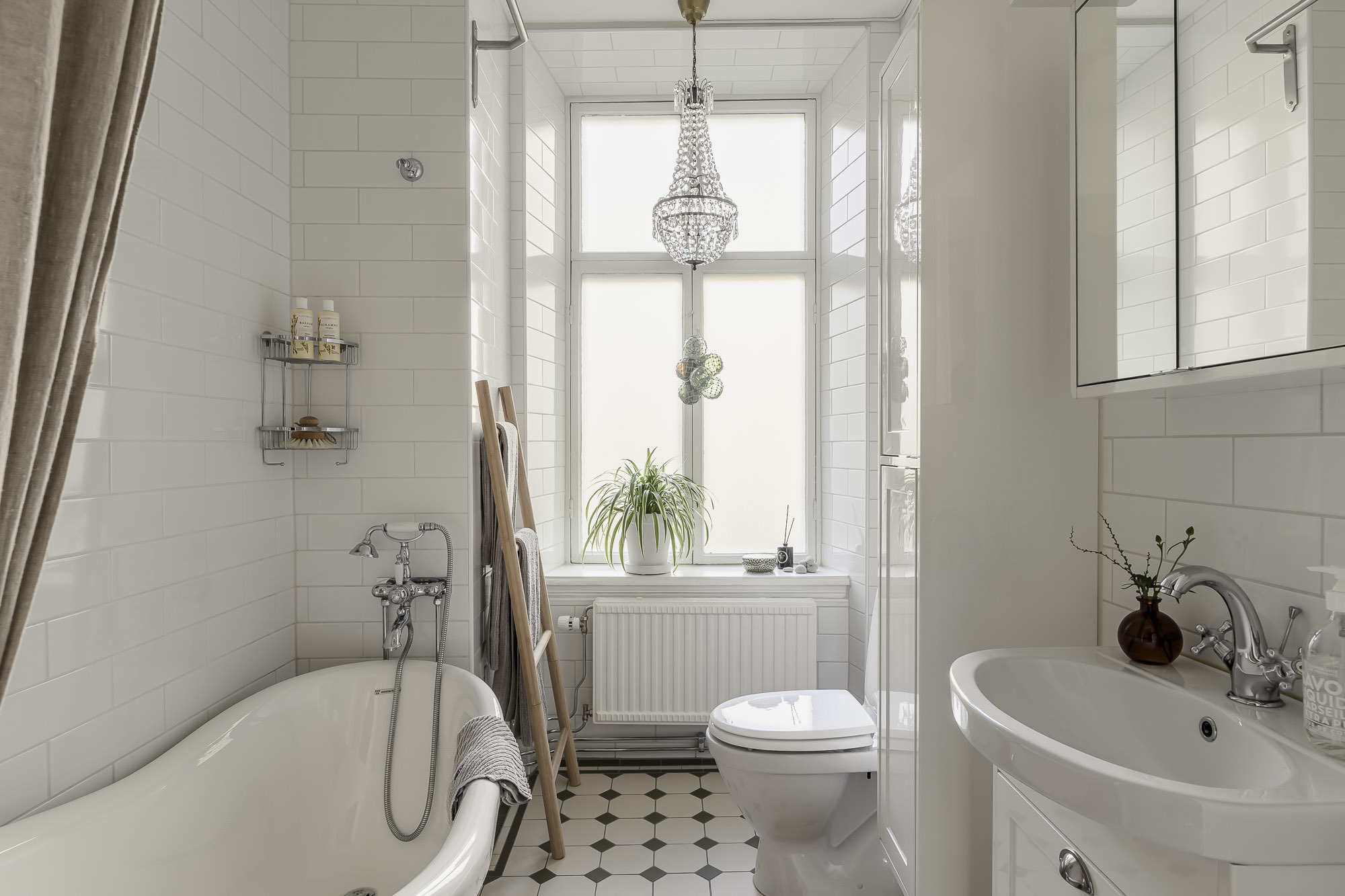salle de bain rétro blanche