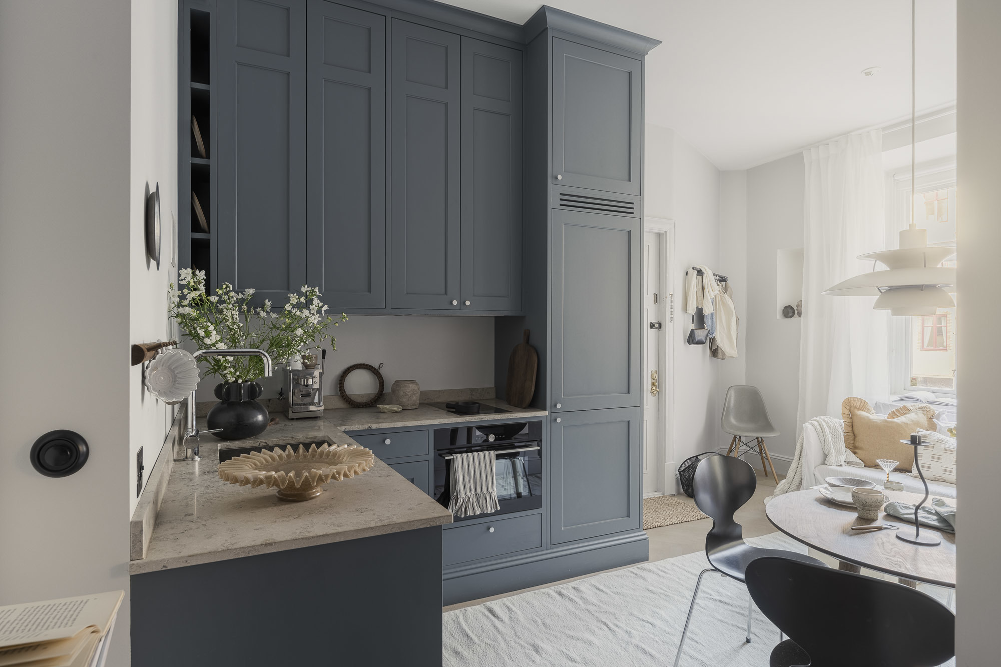 cuisine ouverte bleue studio 33m2 décoration scandinave