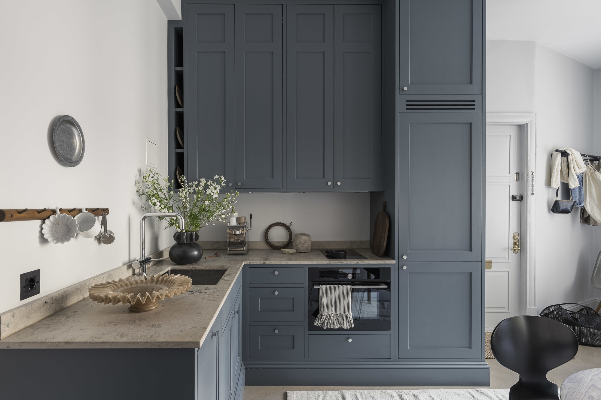 cuisine ouverte bleue studio 33m2 décoration scandinave