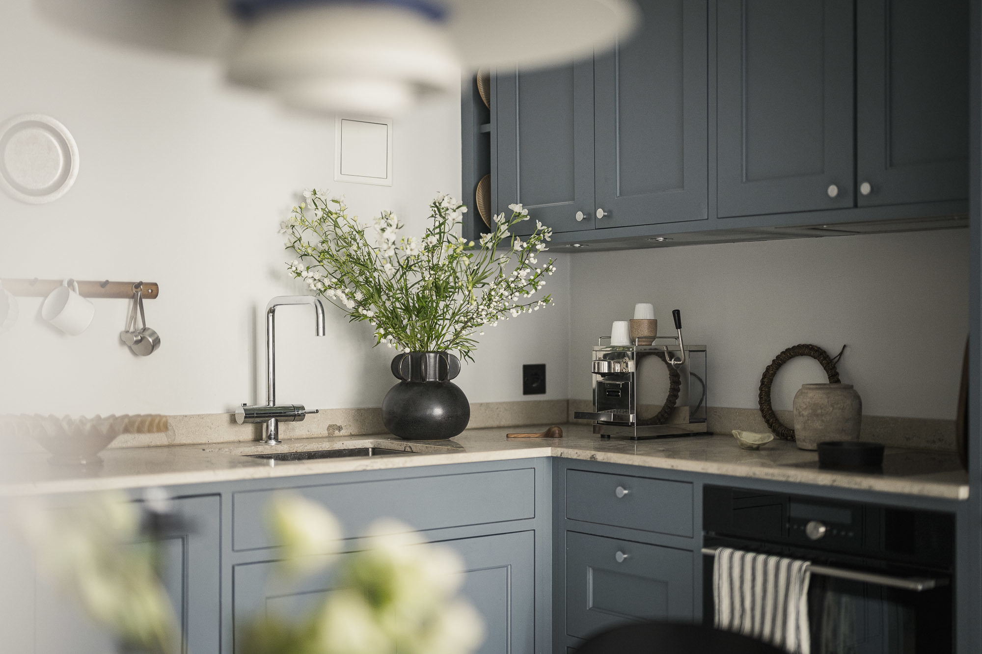 cuisine ouverte bleue studio 33m2 décoration scandinave