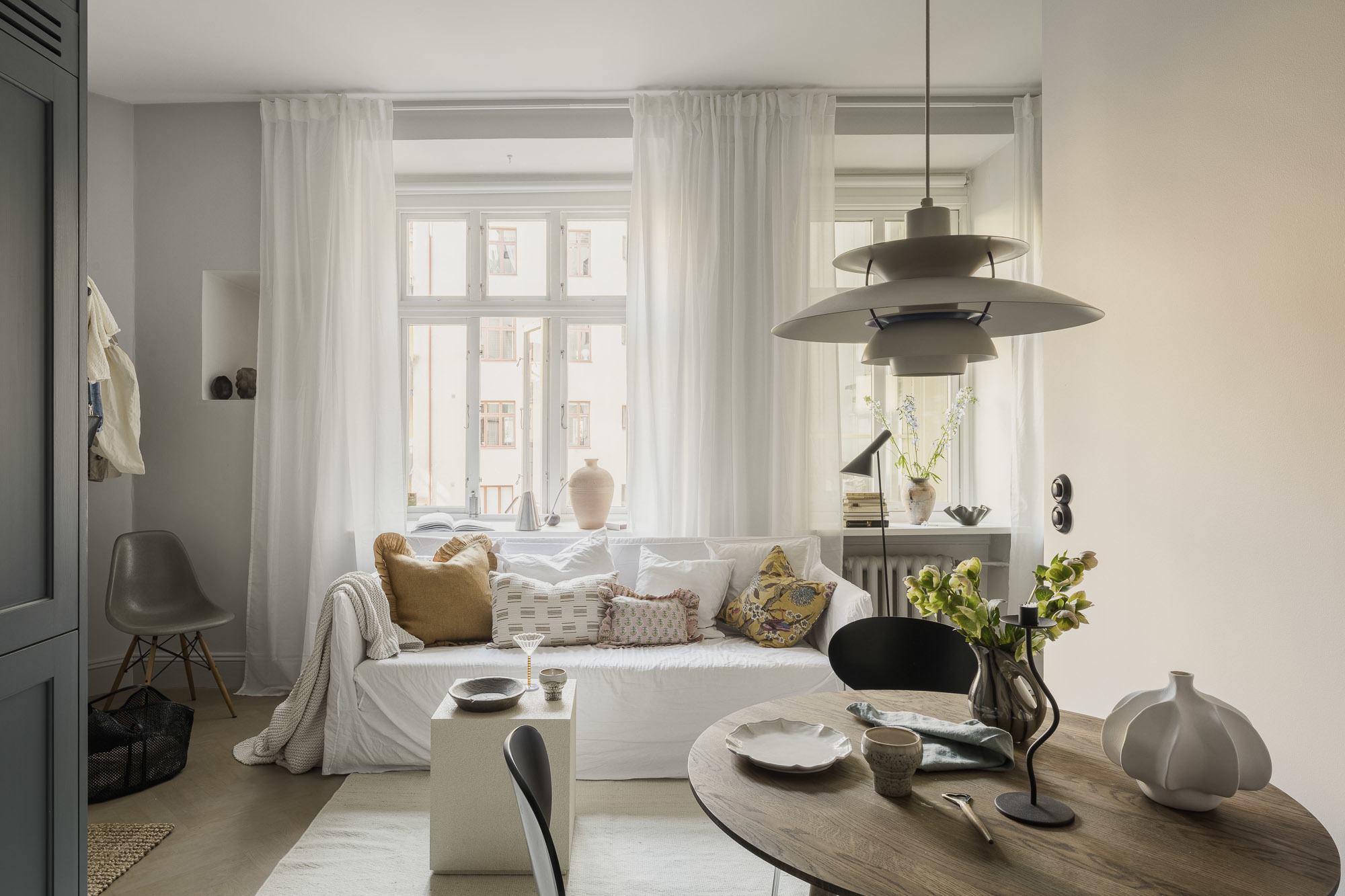 cuisine ouverte bleue et salon studio 33m2 décoration scandinave