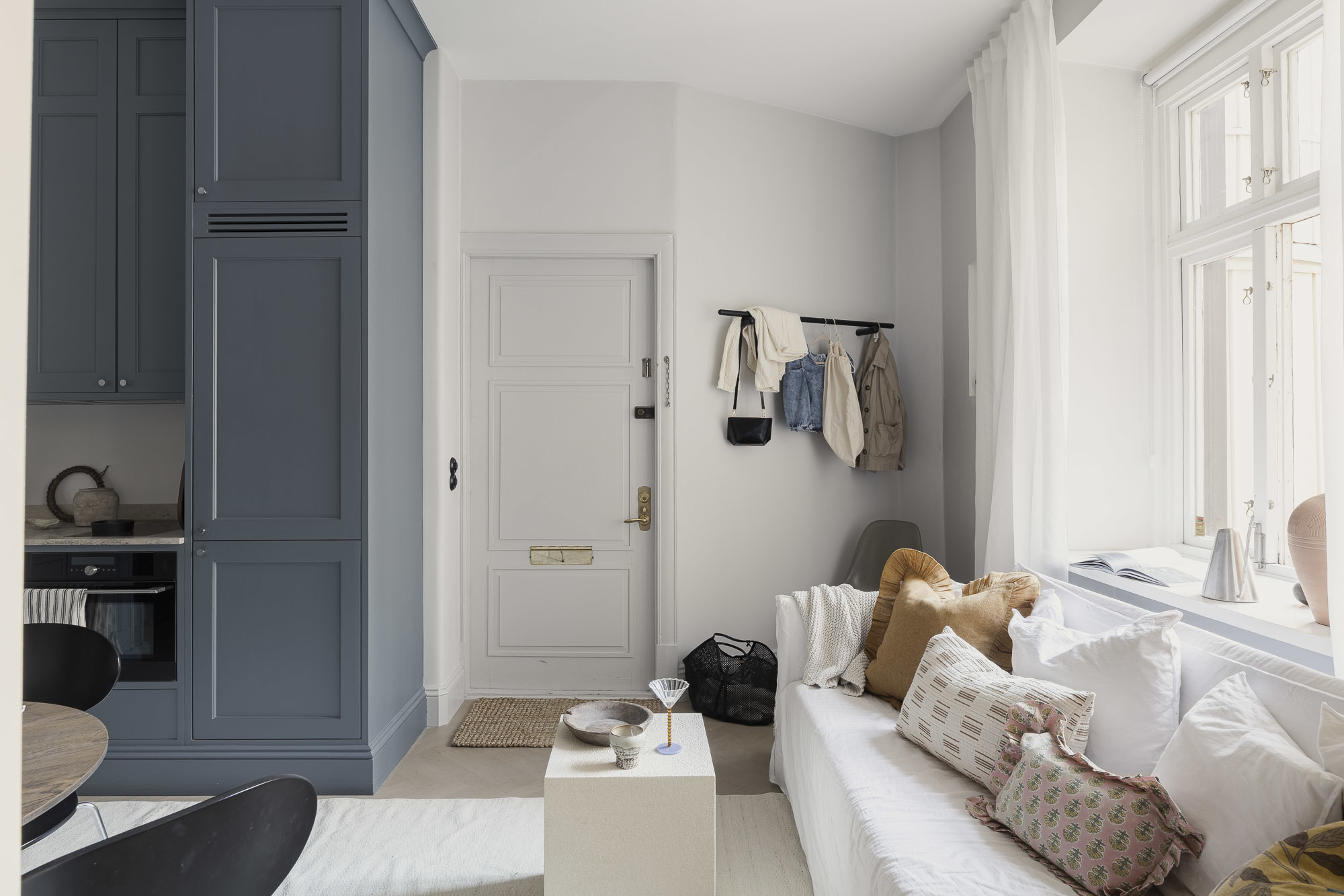 cuisine ouverte bleue et salon studio 33m2 décoration scandinave
