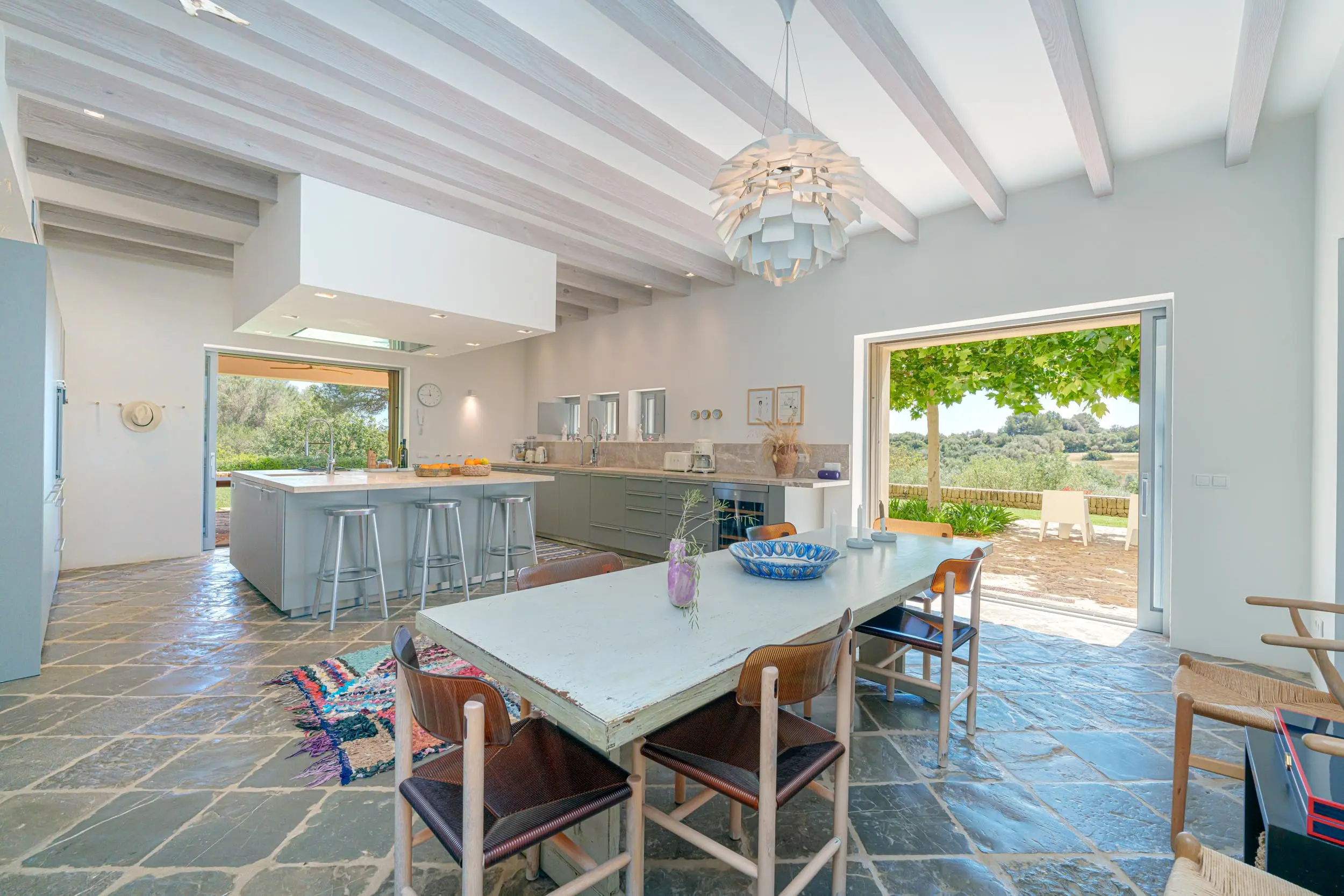 cuisine avec poutres blanches décoration contemporaine maison Majorque Finca Son Moro