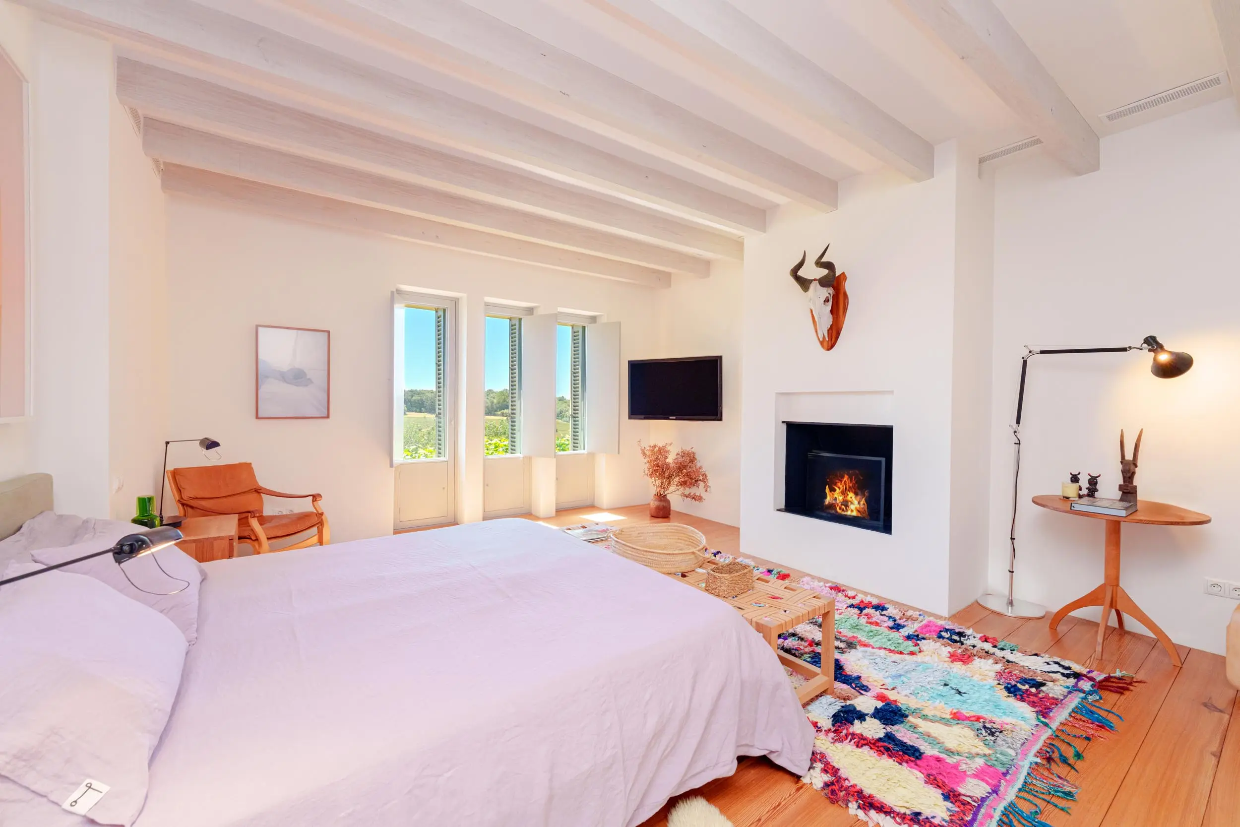 chambre avec poutres blanches et cheminée décoration contemporaine