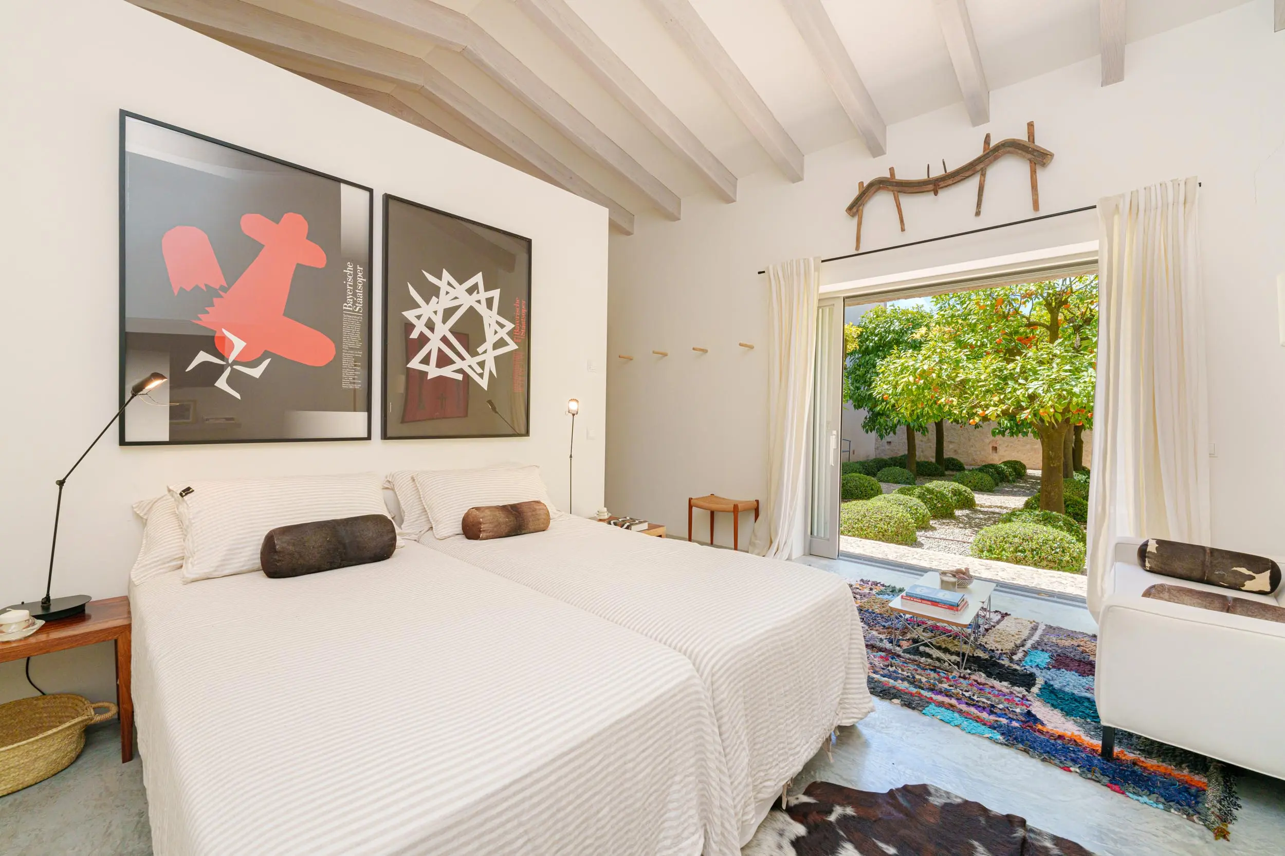 chambre avec poutres blanches décoration contemporaine