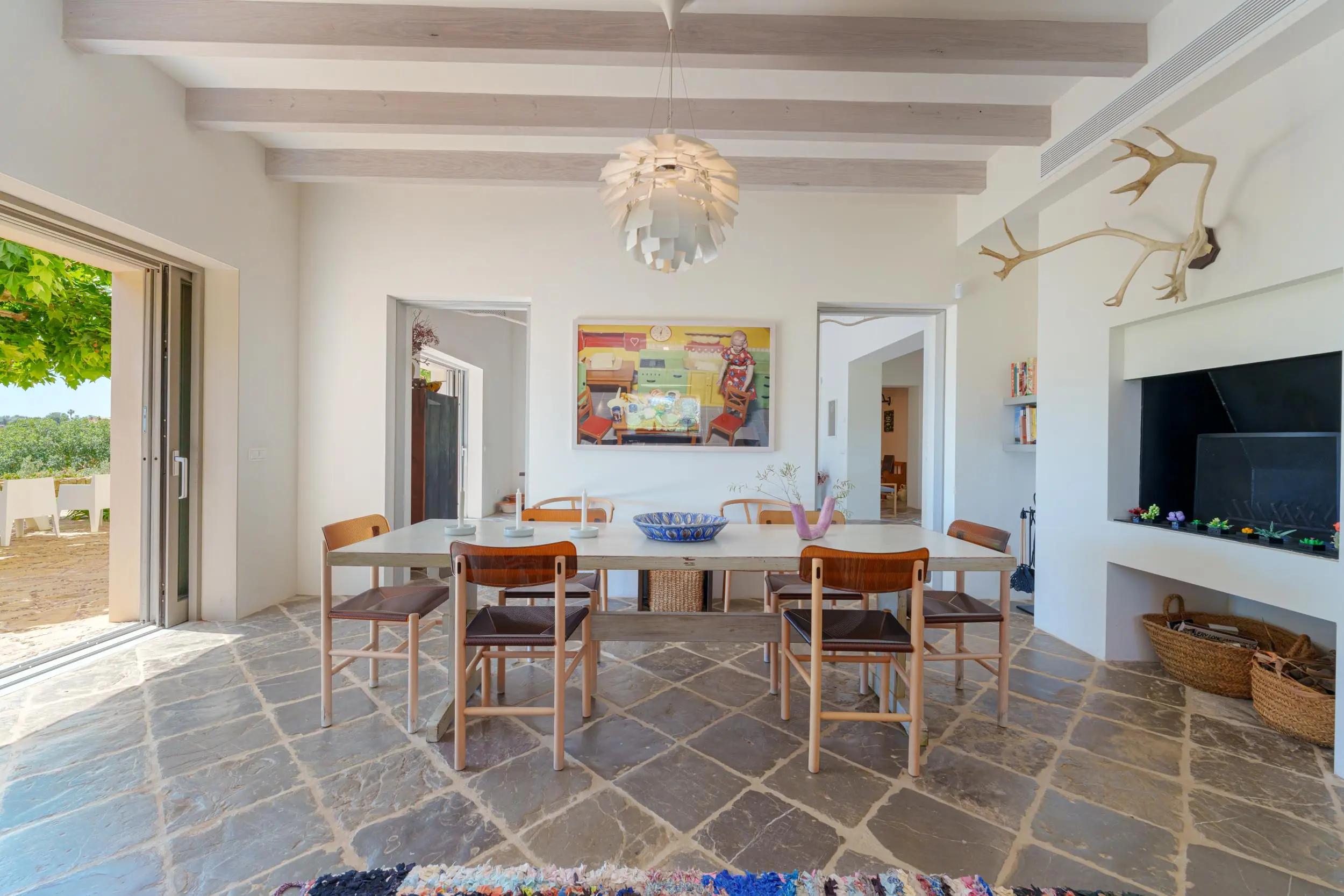 salle à manger avec poutres blanches décoration contemporaine maison Majorque Finca Son Moro