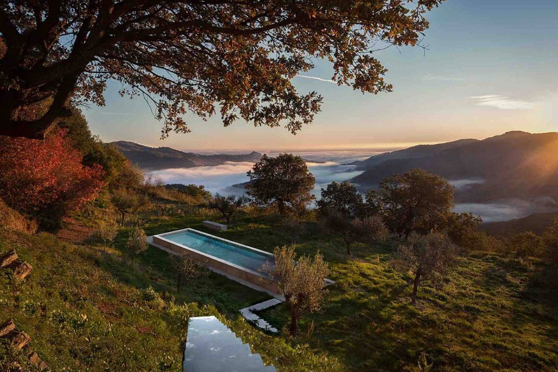 jardin avec piscine maison ancienne en pierres
