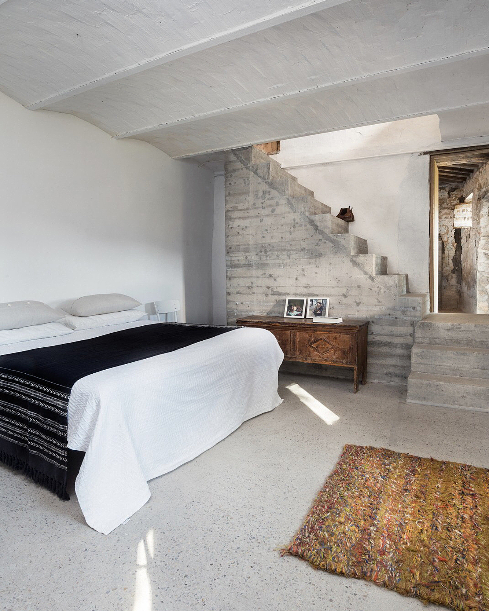 chambre avec escalier béton décoration rustique chic maison ancienne en pierres