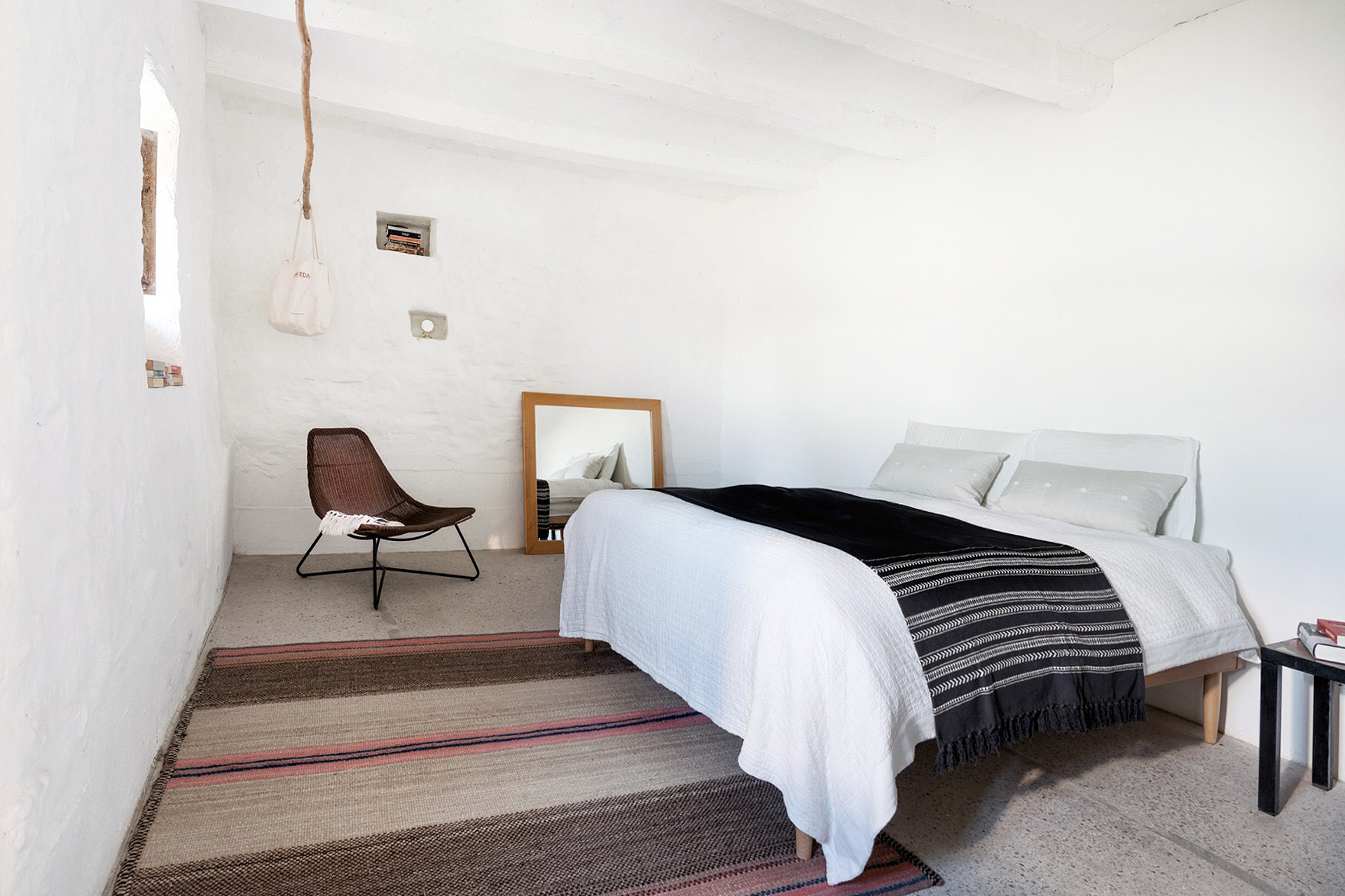 chambre minimaliste décoration rustique chic maison ancienne en pierres