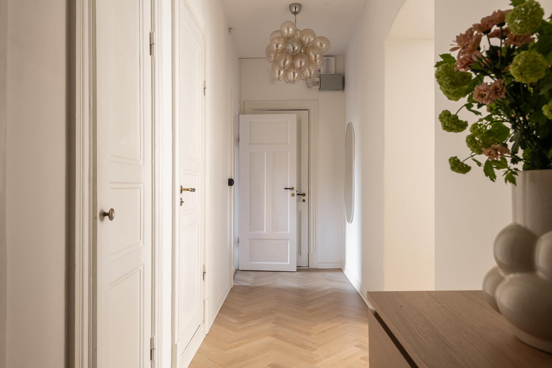 entrée avec parquet à chevrons entrée avec parquet à chevrons