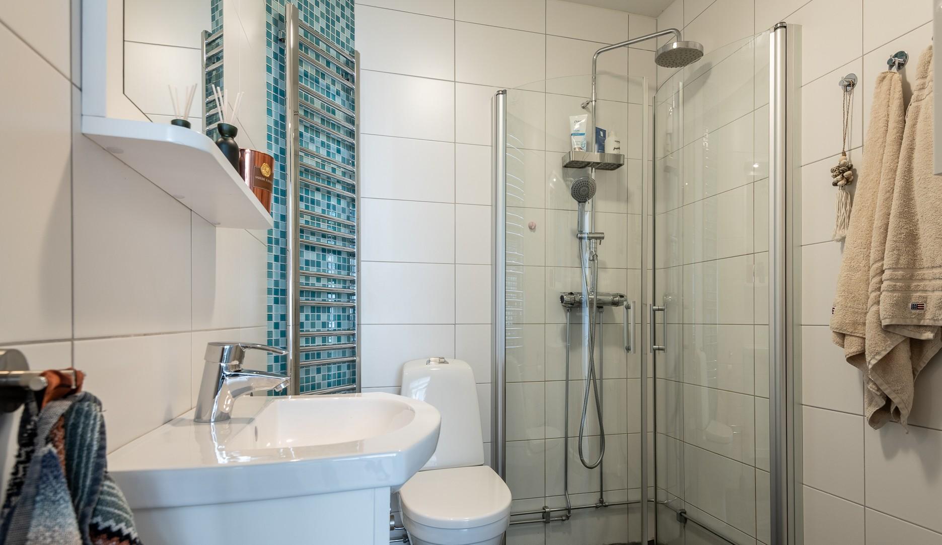 salle de bain blanche et bleue salle de bain blanche et bleue