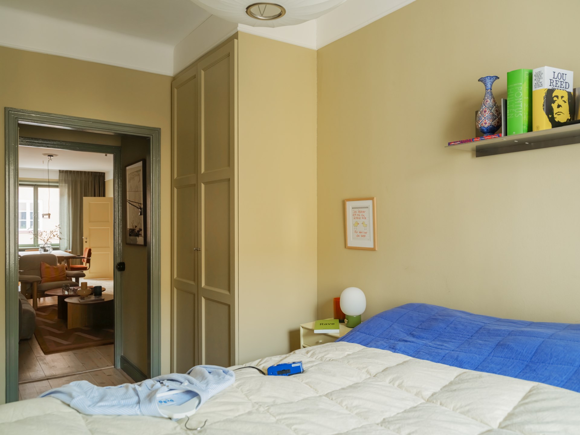 chambre murs jaunes avec balcon appartement 64m2