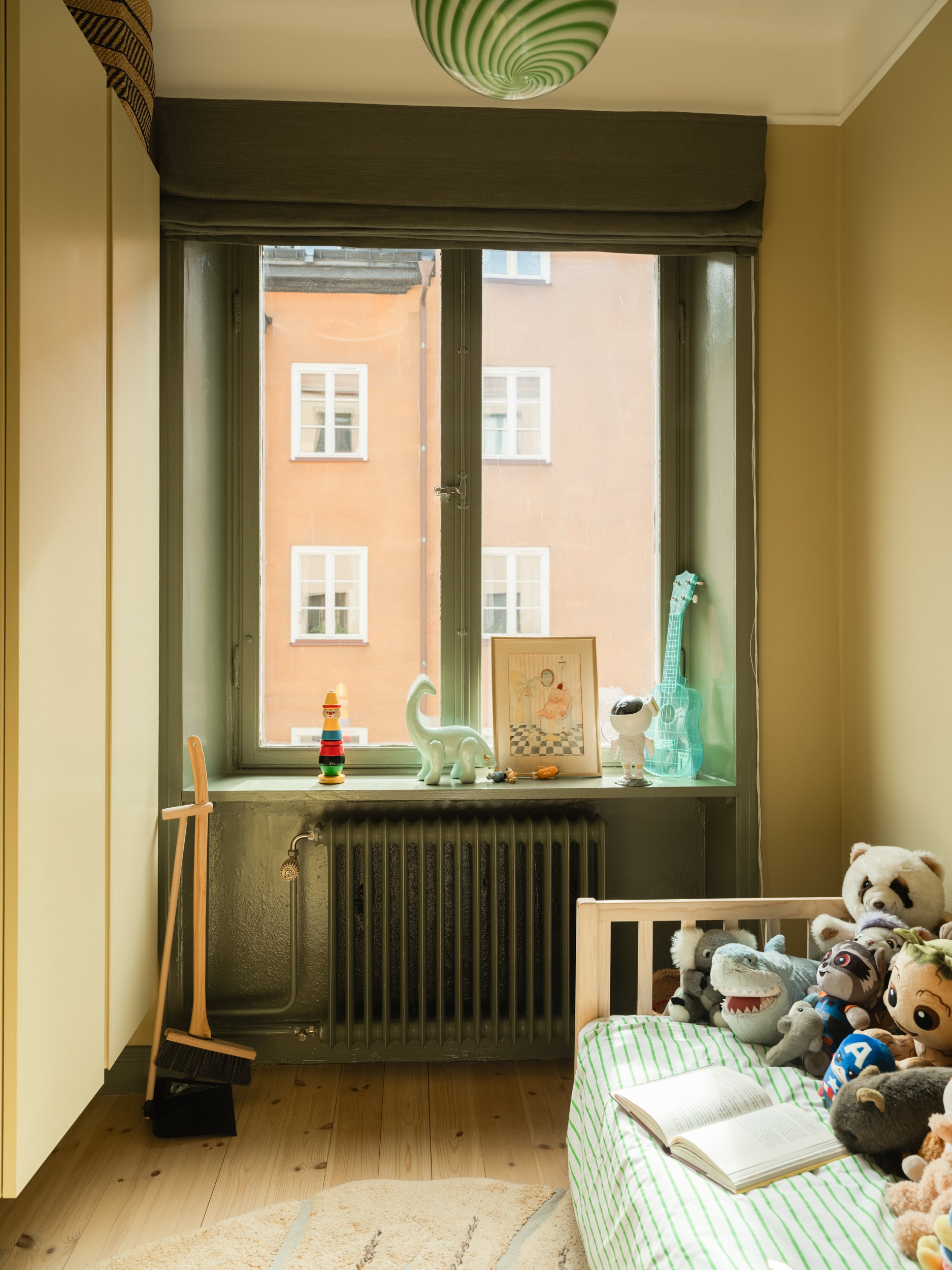 chambre enfant murs jaunes 