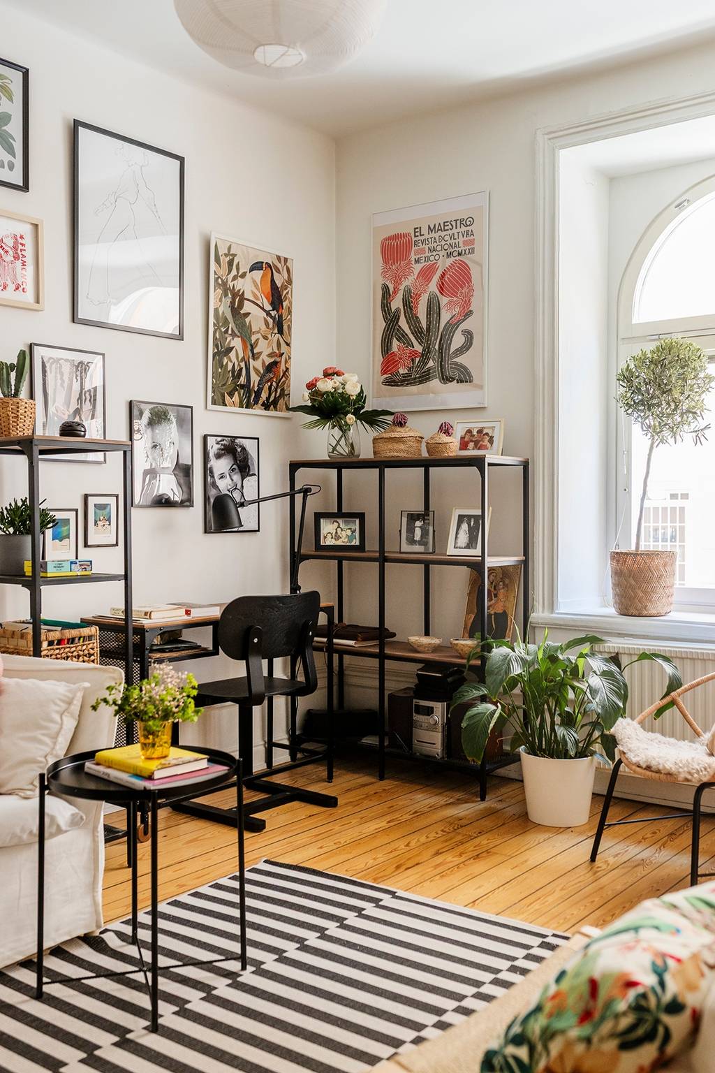 salon fenêtres cintrées appartement 75m2 décoration scandinave