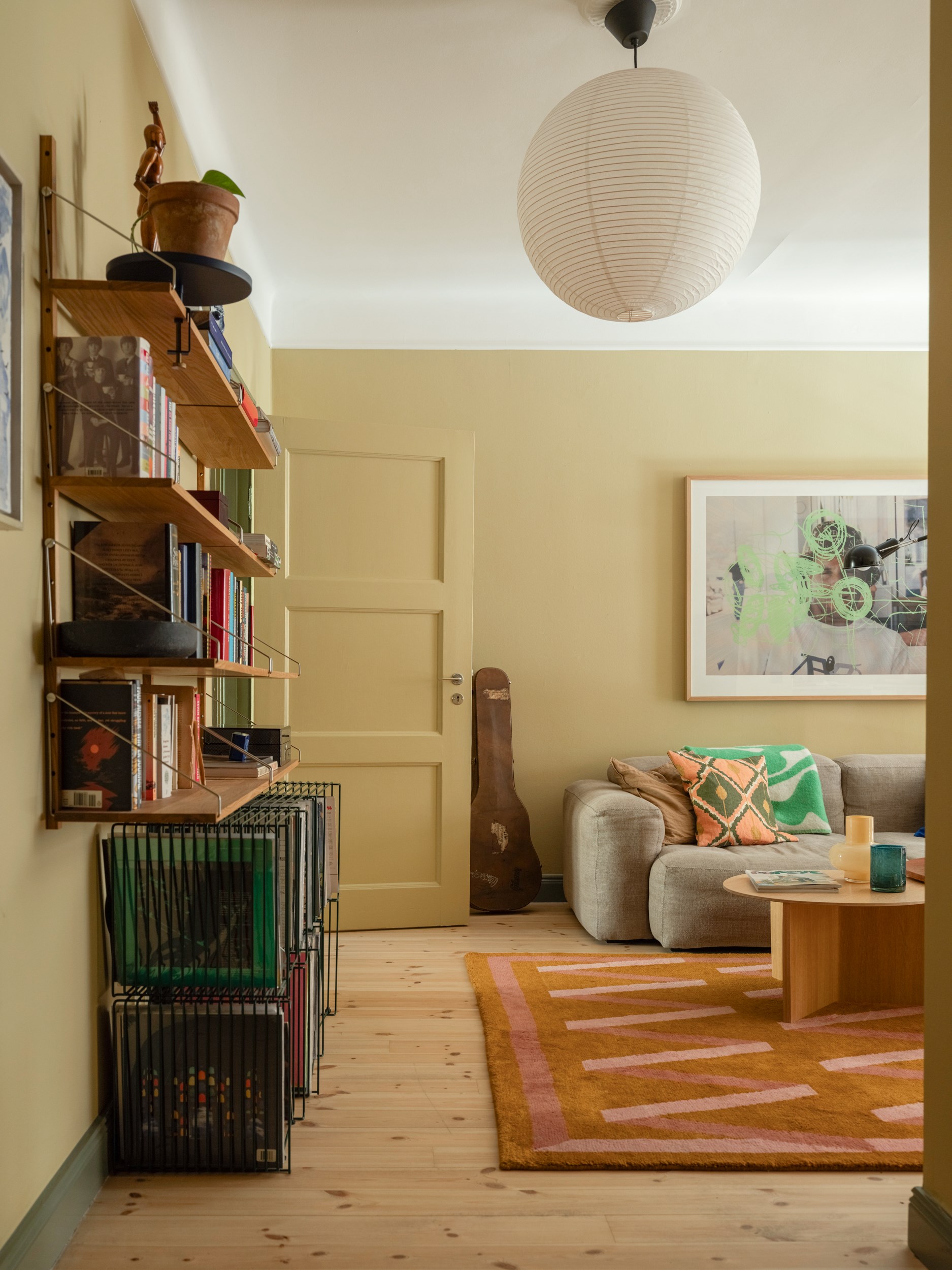salon murs jaune décoration vintage appartement 64m2