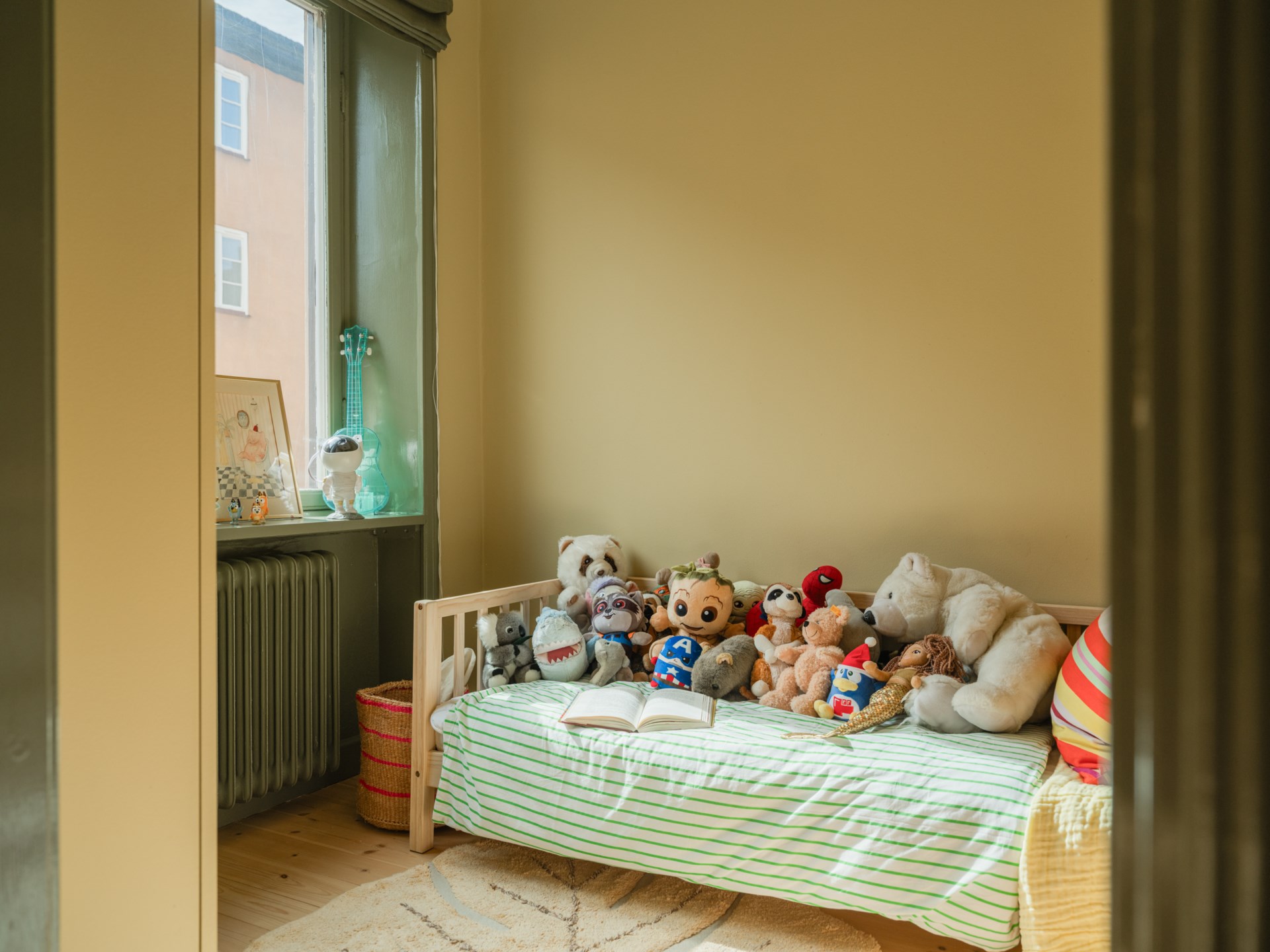 chambre enfant murs jaunes 