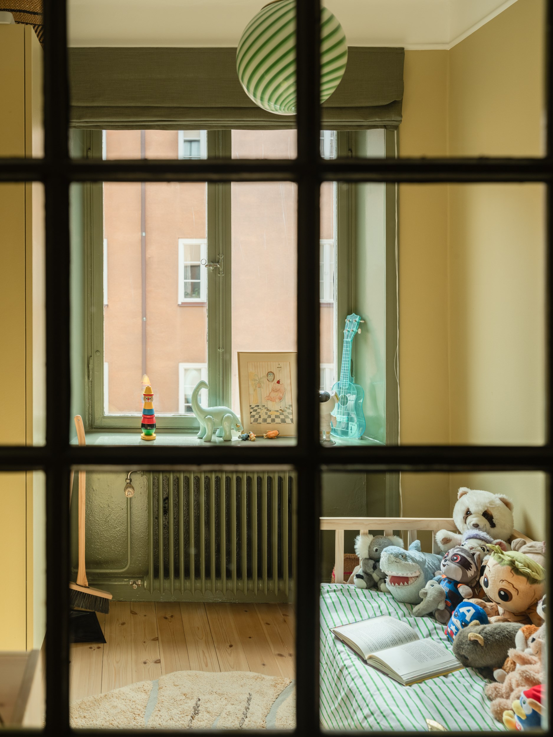chambre enfant murs jaunes avec fenêtre intérieure