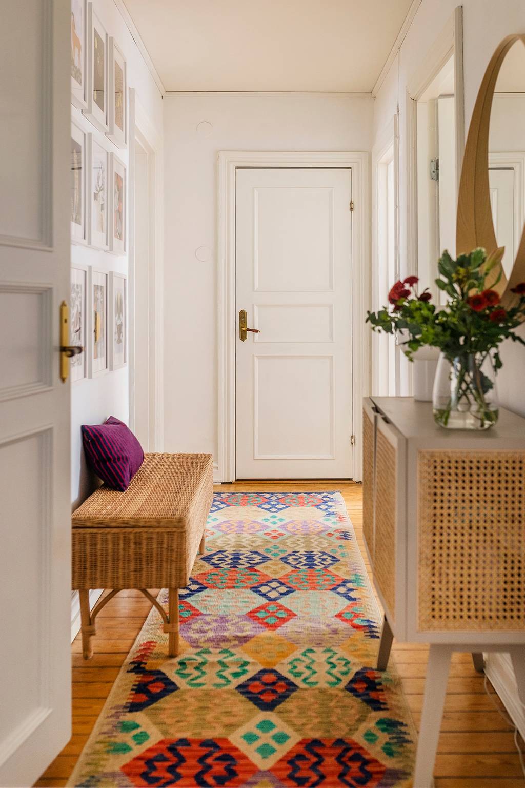 entrée avec tapis coloré