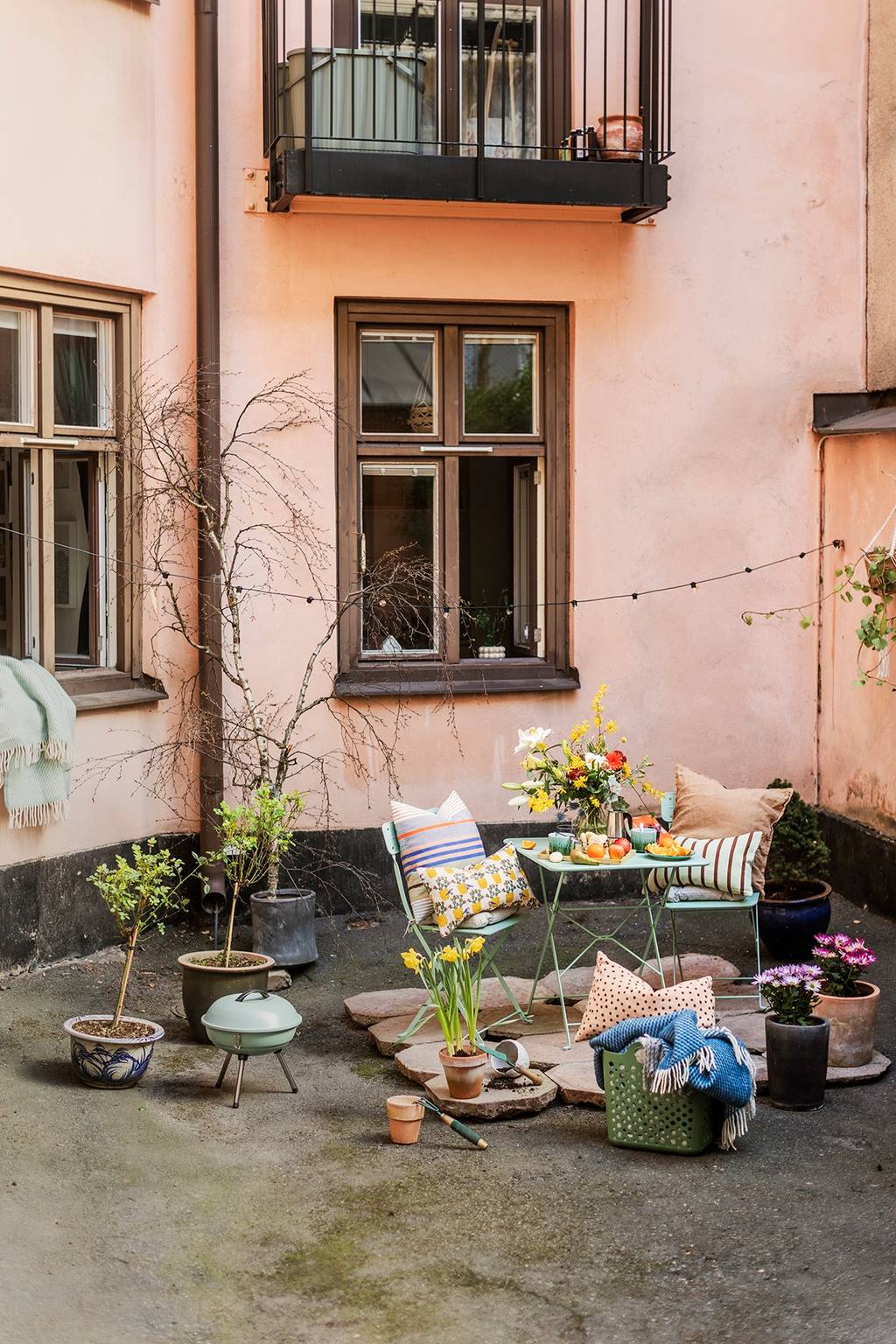 terrasse aménagée dans cour d'immeuble suédois