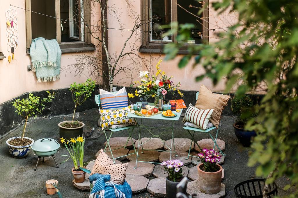 terrasse aménagée dans cour d'immeuble suédois