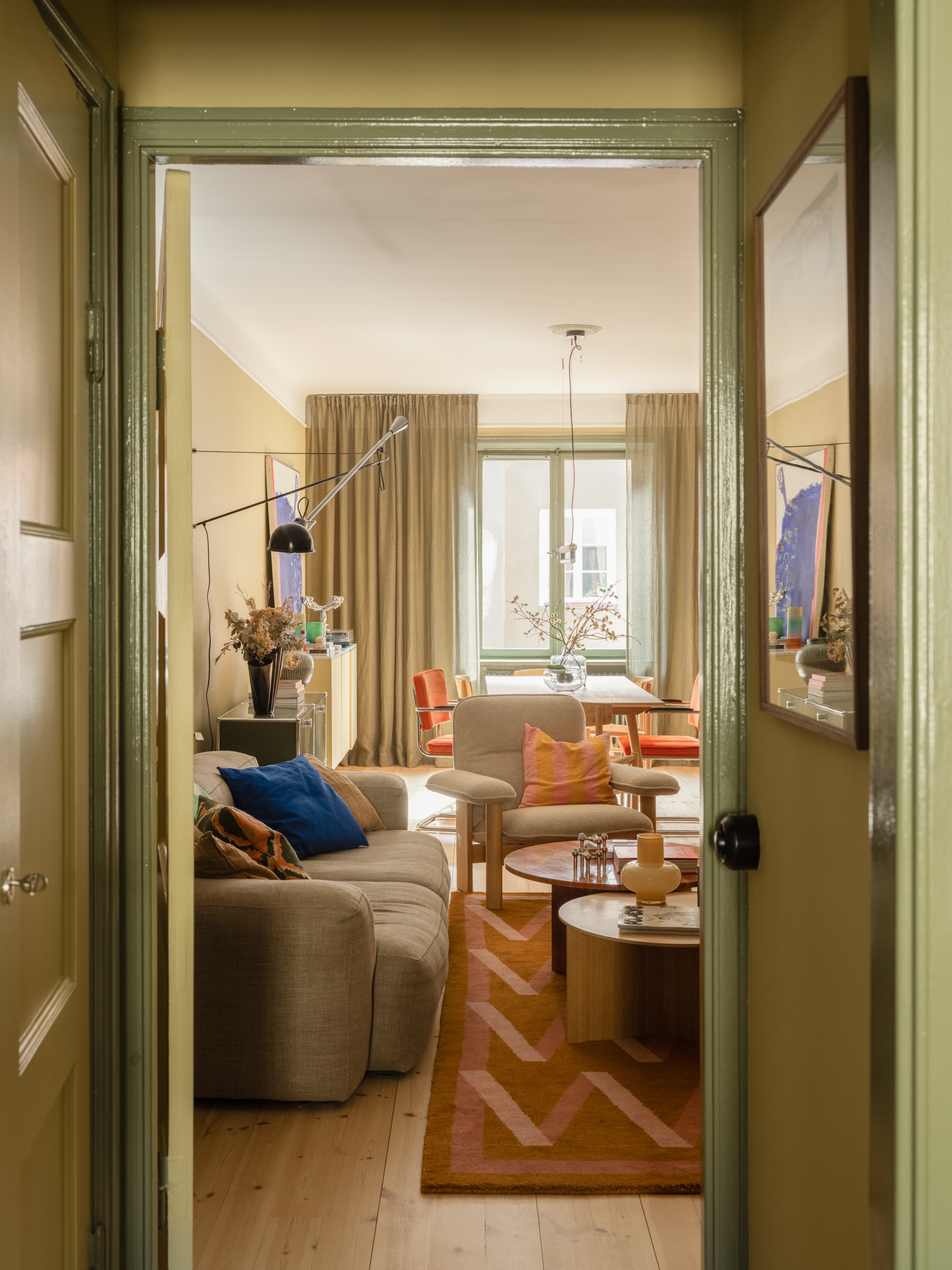 salon murs jaunes appartement 64m2