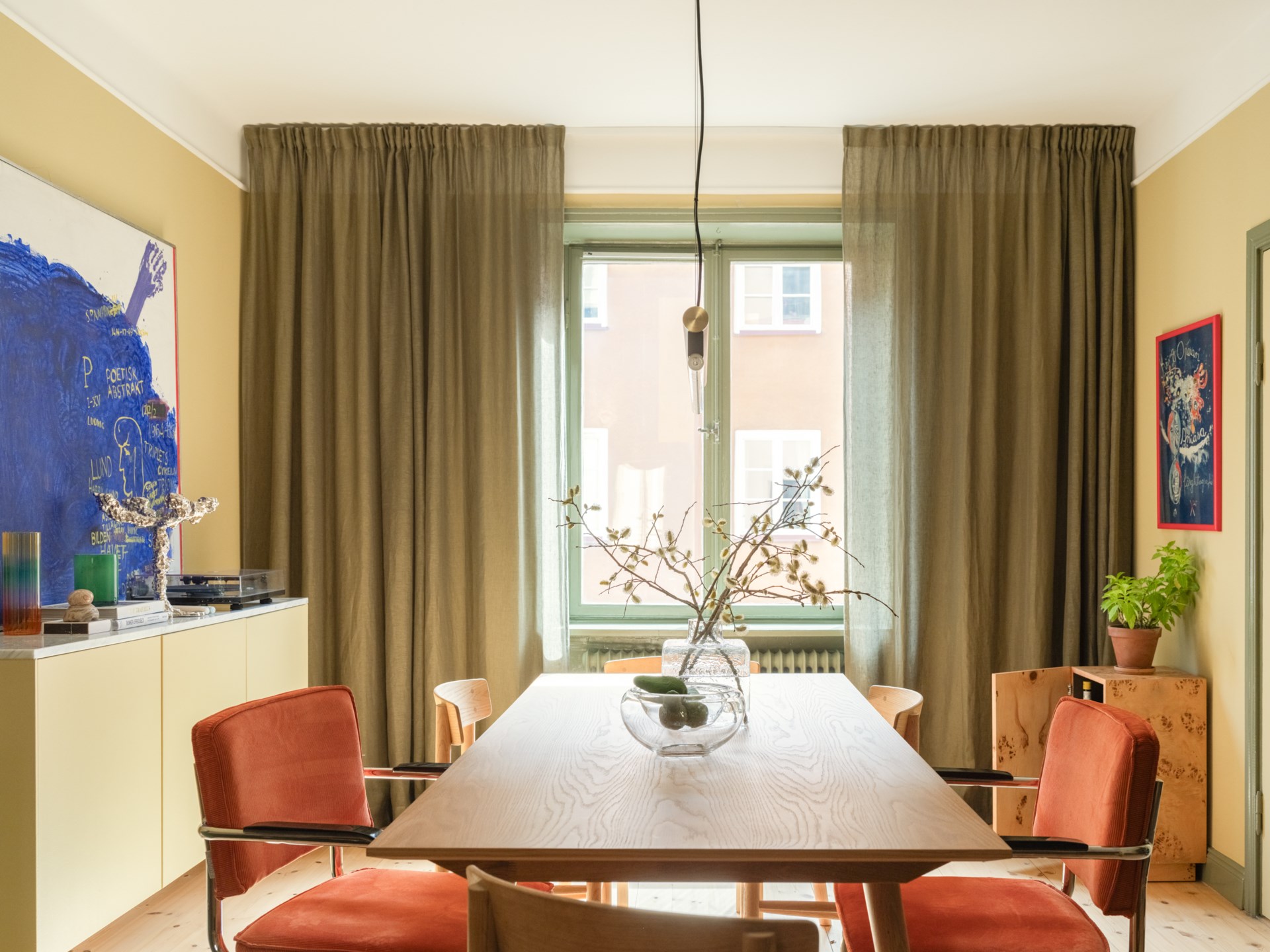 salle à manger murs jaune décoration vintage appartement 64m2