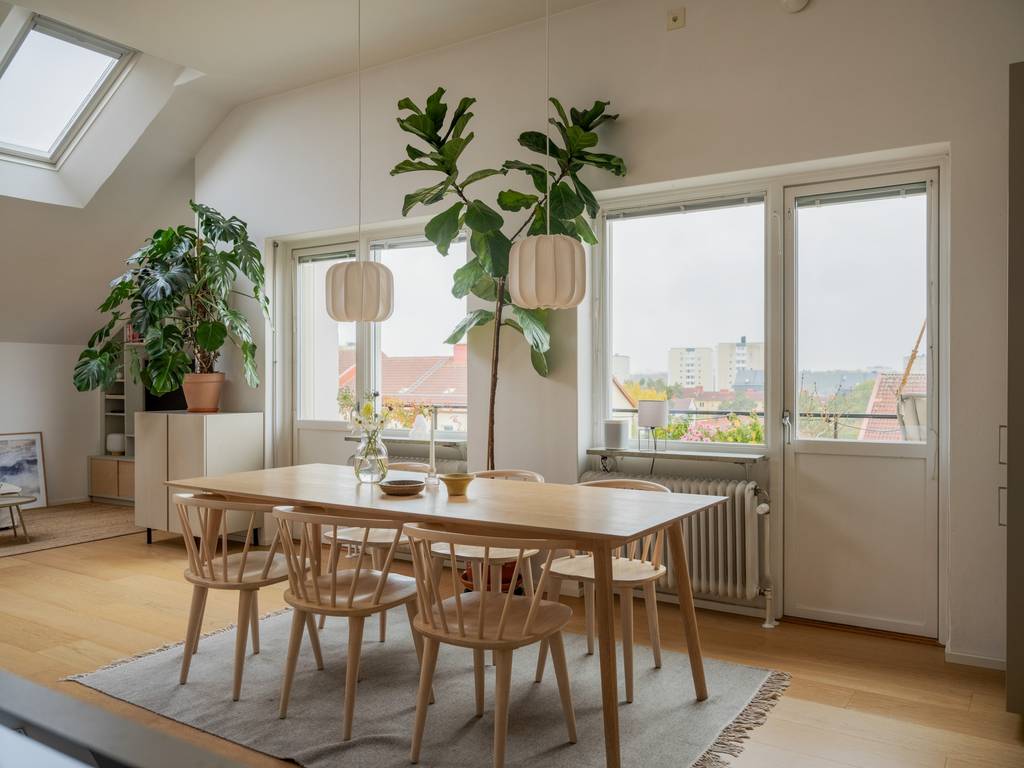 salle à manger double hauteur avec fenêtre de toit décoration scandinave appartement 54m2 salle à manger double hauteur avec fenêtre de toit décoration scandinave appartement 54m2