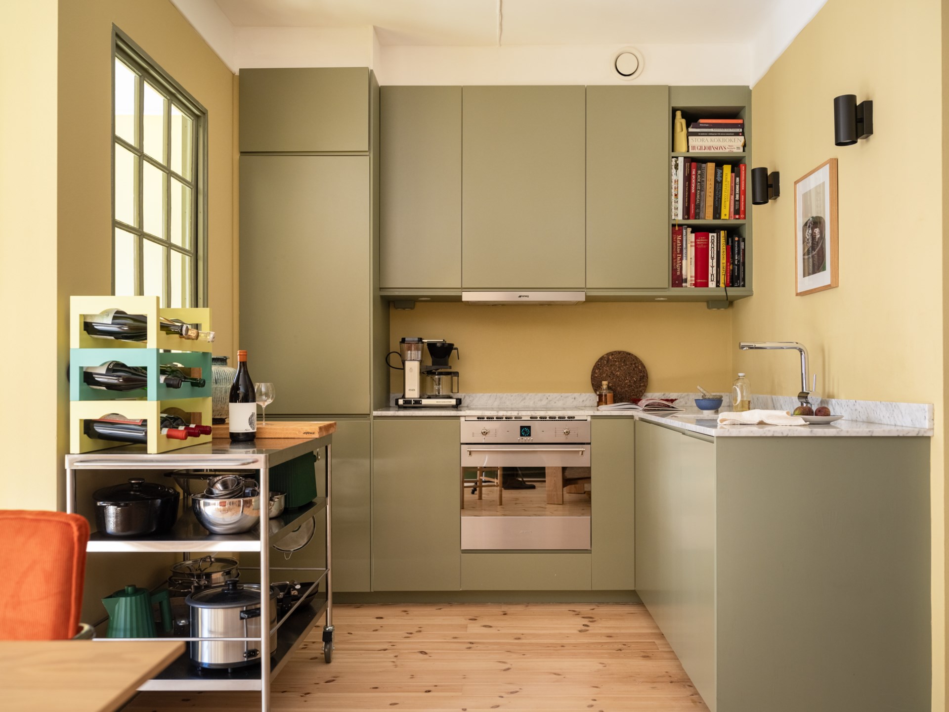 cuisine ouverte vert sauge murs jaune décoration vintage appartement 64m2
