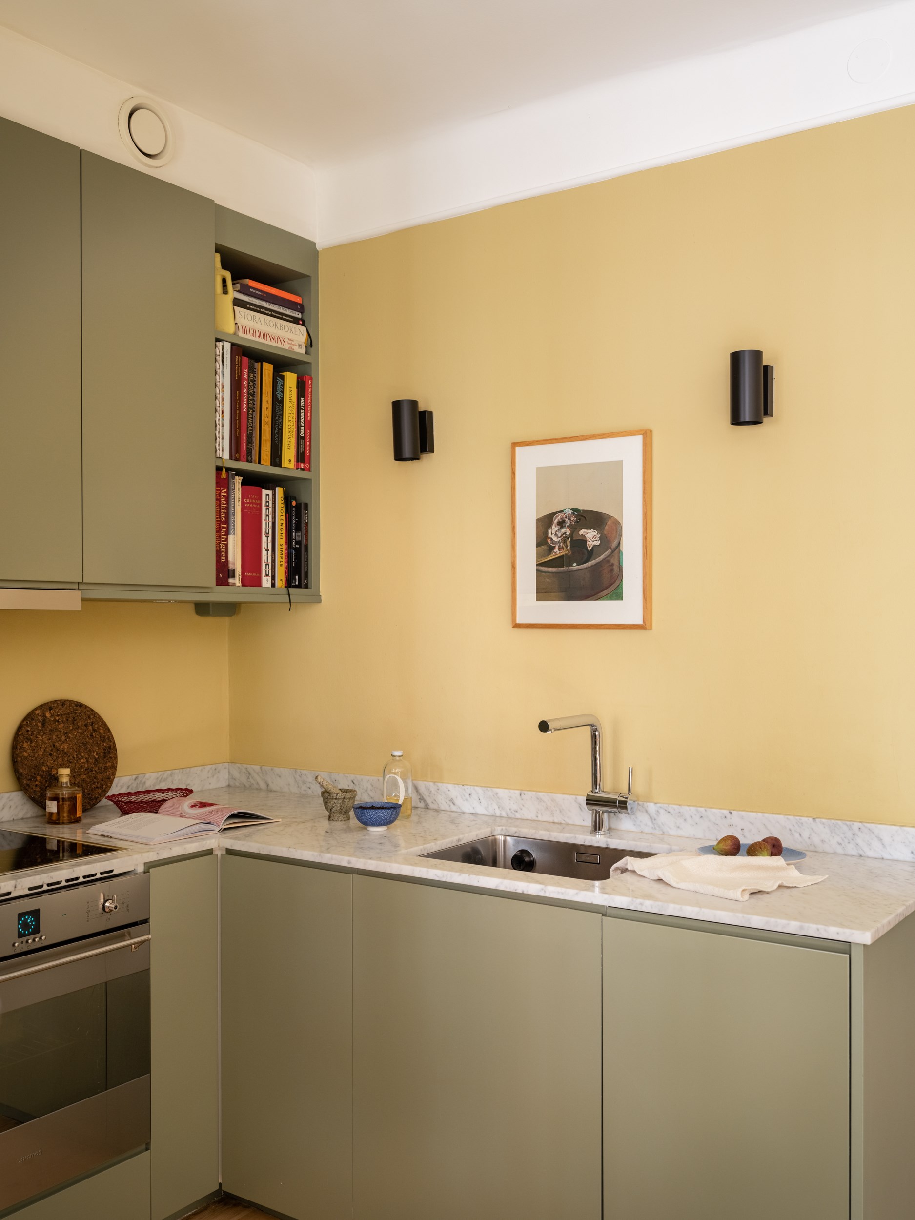 cuisine ouverte vert sauge murs jaune décoration vintage appartement 64m2