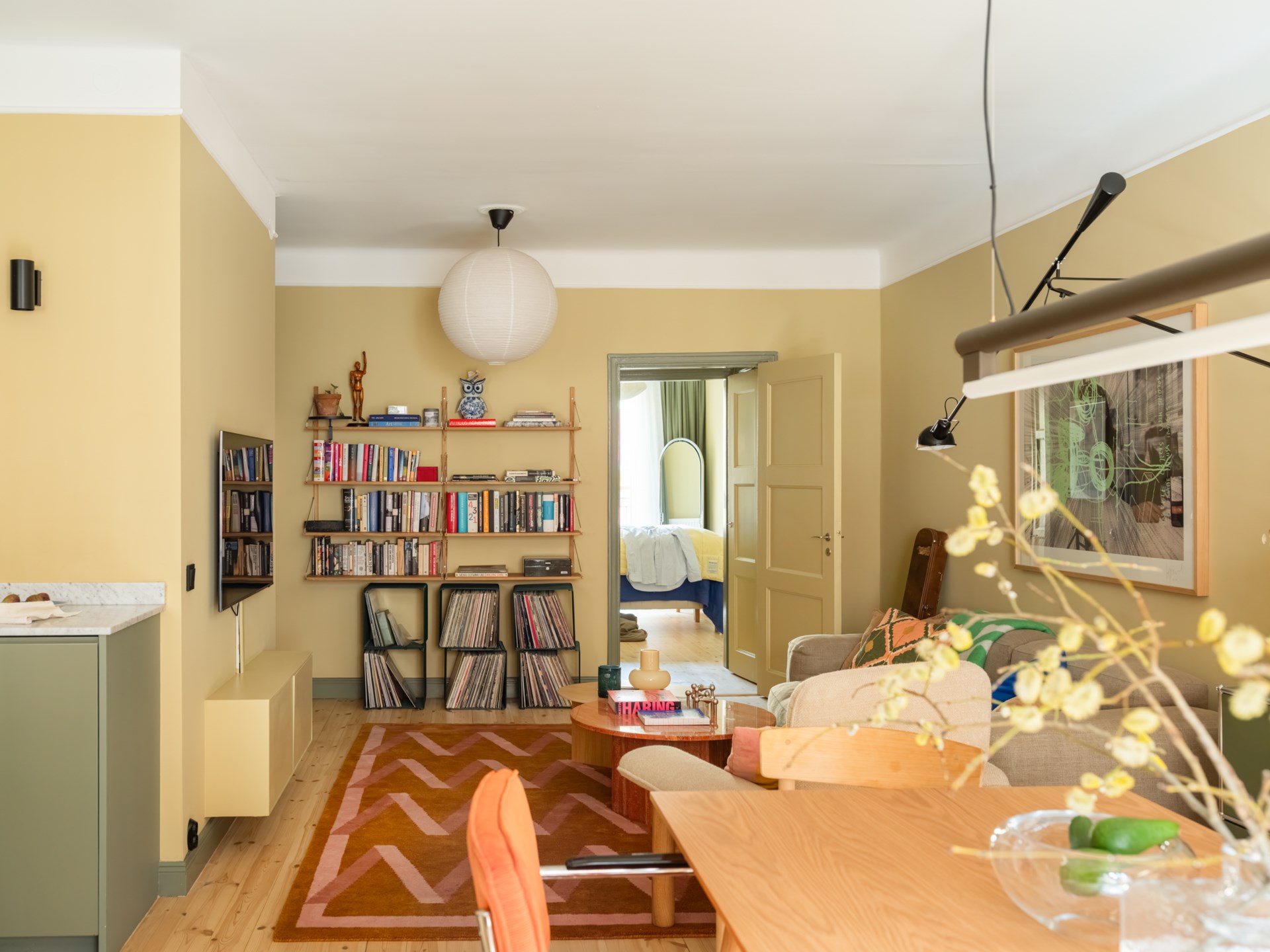 salon murs jaune décoration vintage appartement 64m2