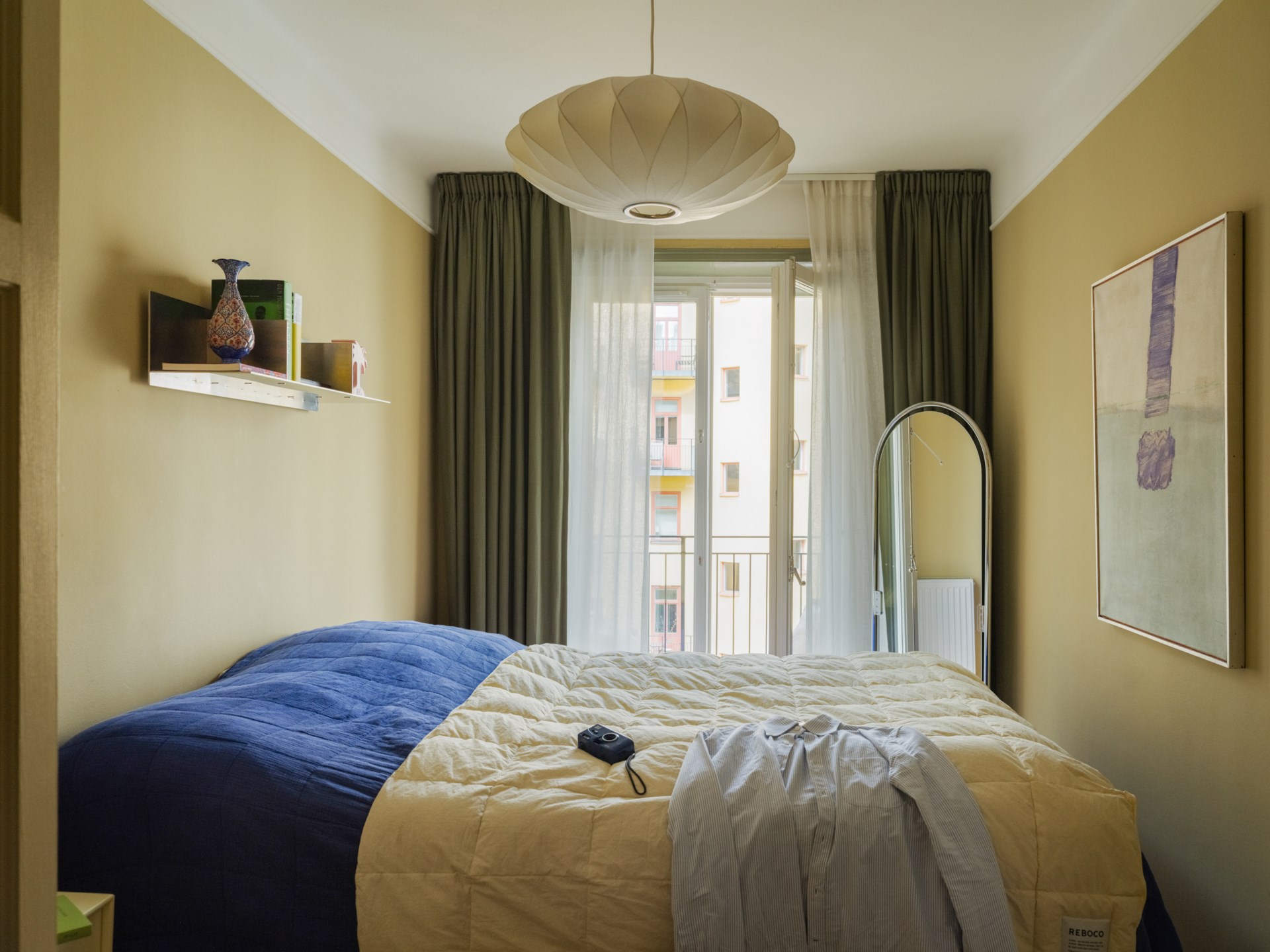 chambre murs jaunes avec balcon appartement 64m2
