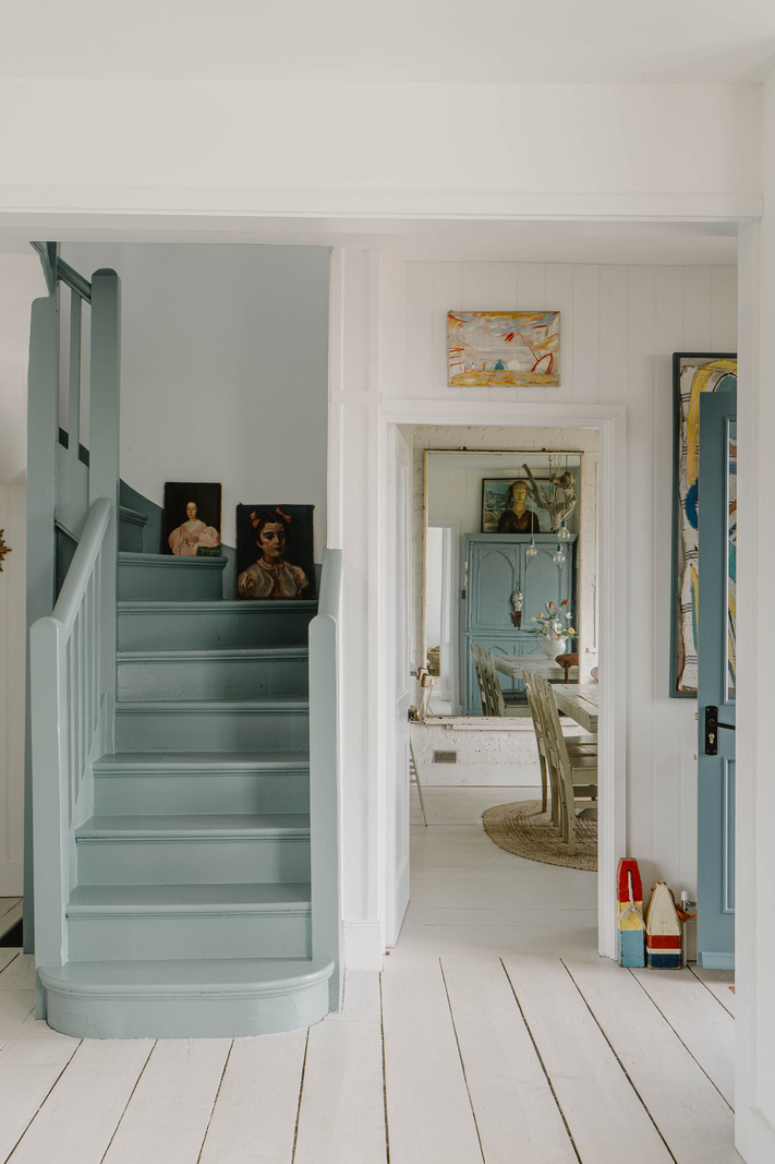 entrée avec escalier bleu décoration classique chic