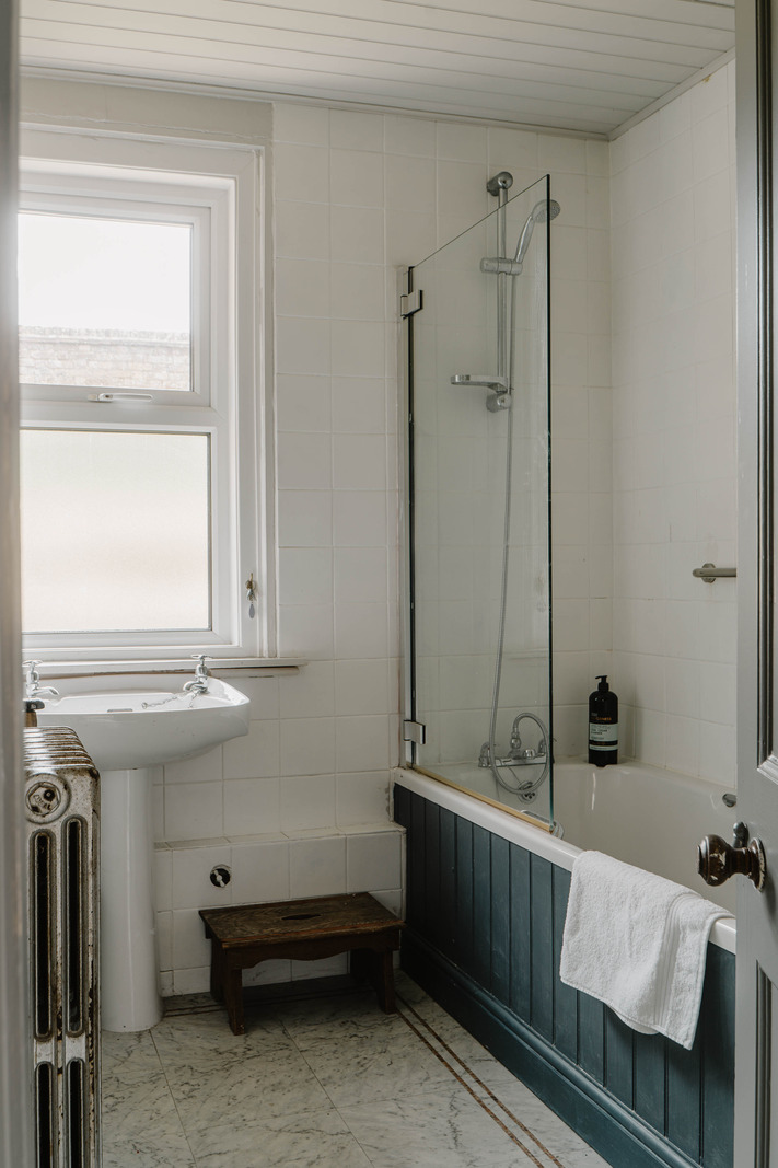 salle de bain avec fenêtre