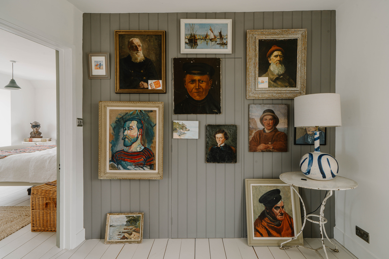couloir avec tableaux classiques