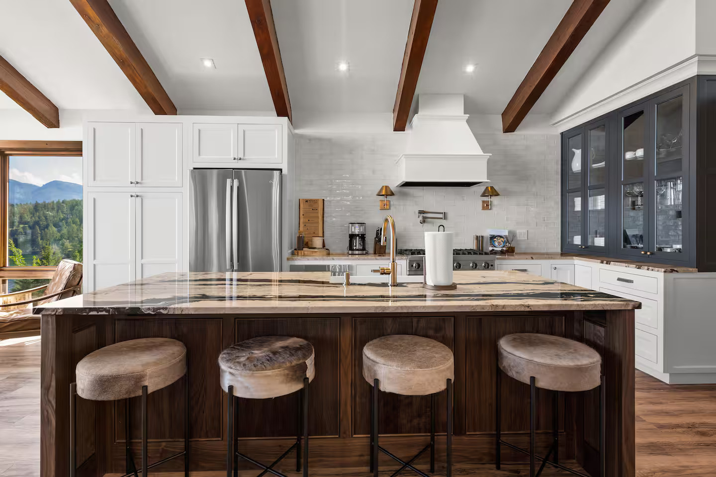 cuisine avec poutres décoration contemporaine maison en bois